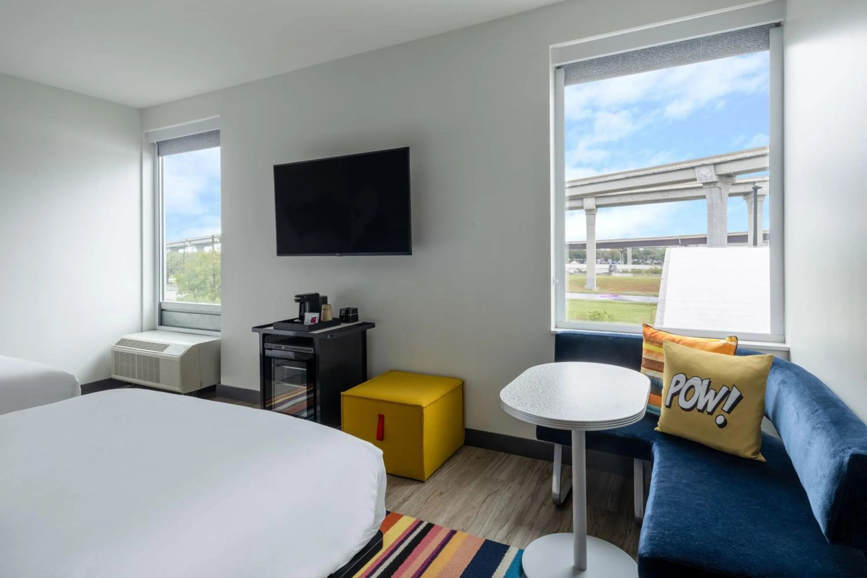 Photo of the whole room, Bed in Aloft Austin South