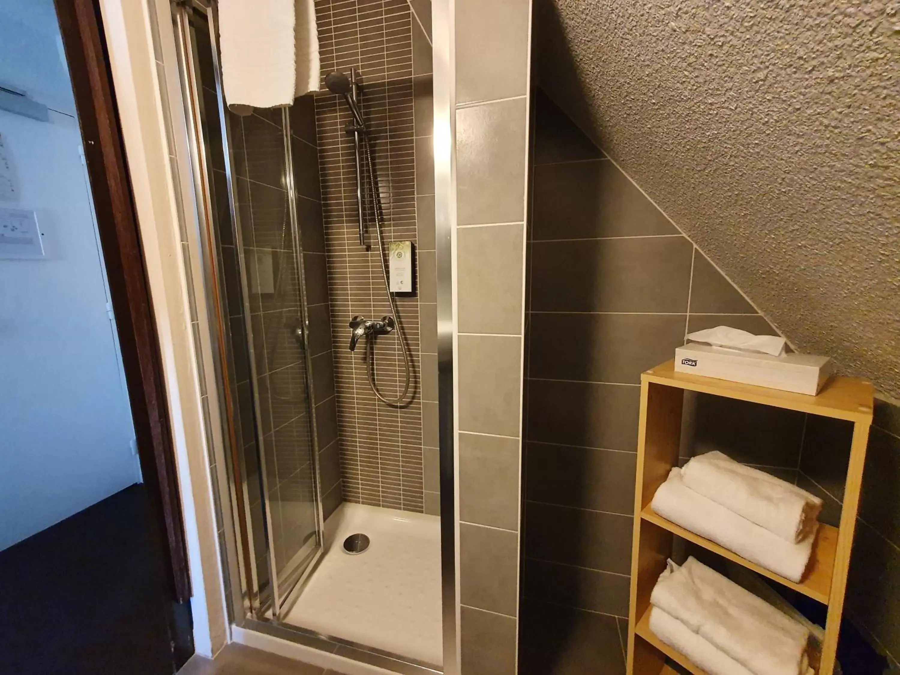 Bathroom in Kyriad Chalon-Sur-Saone Centre