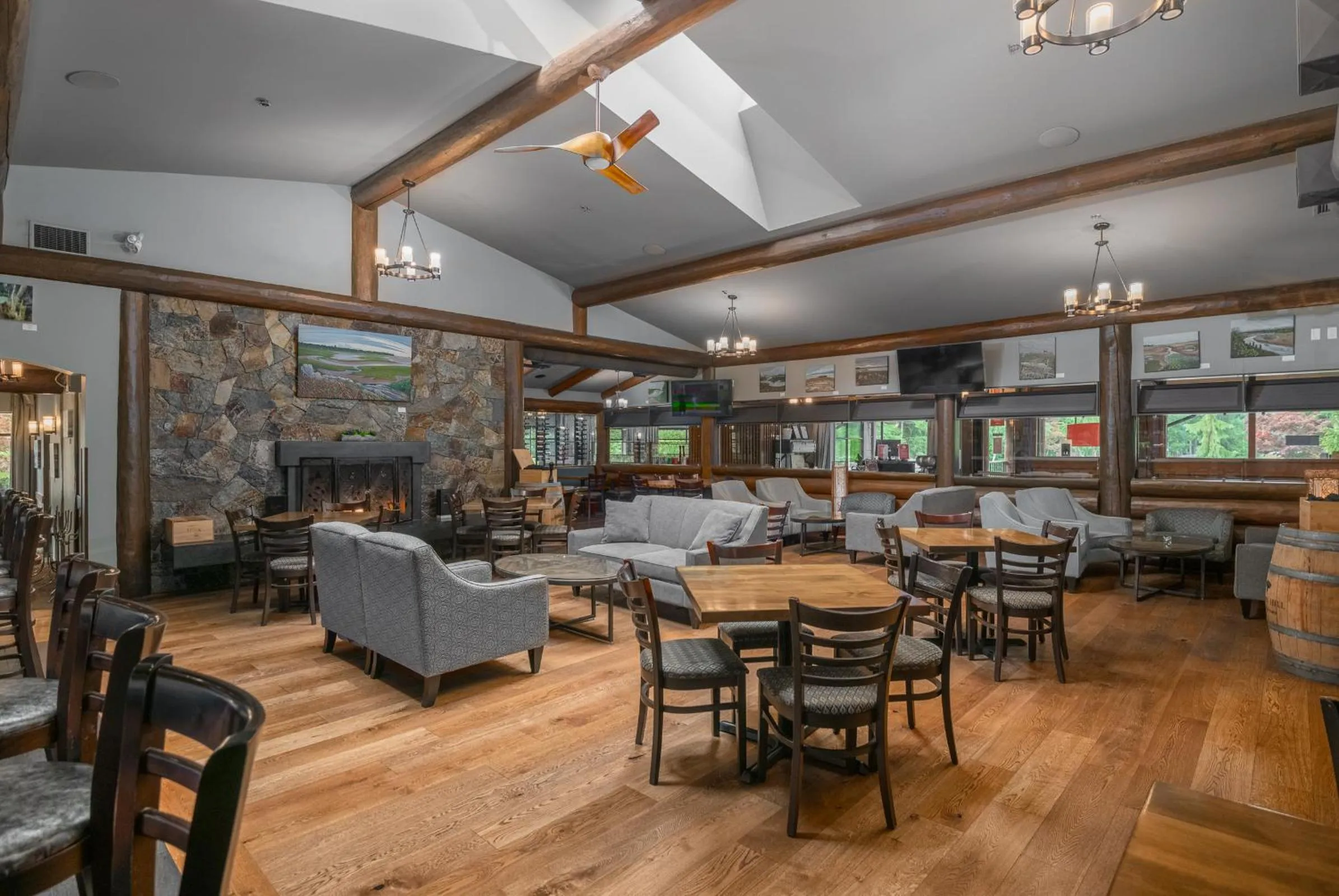 Lounge or bar in Tigh-Na-Mara Seaside Spa Resort