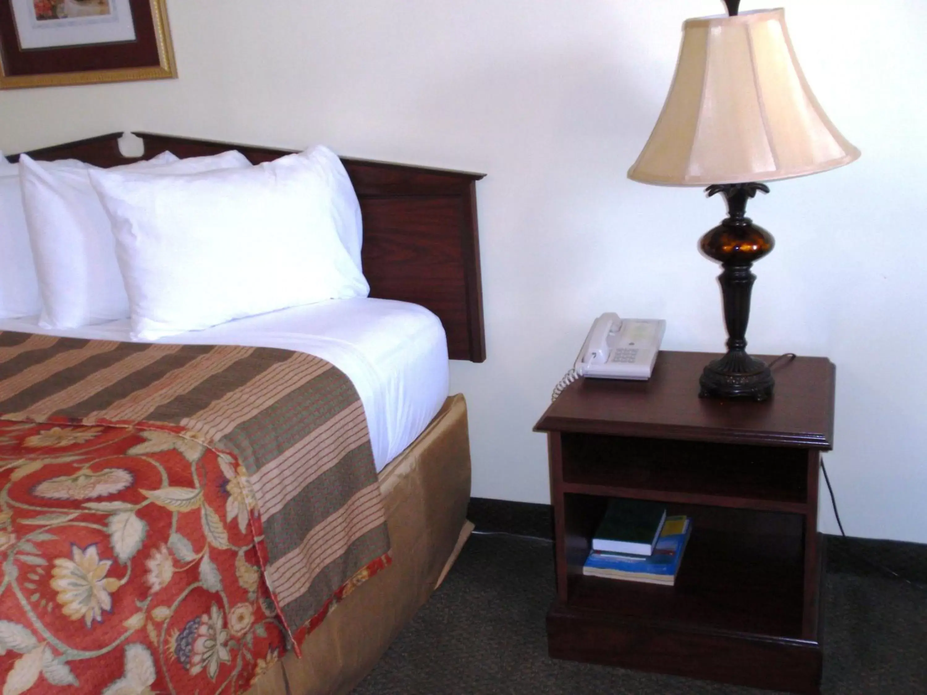 Decorative detail, Bed in Jameson Inn - Perry