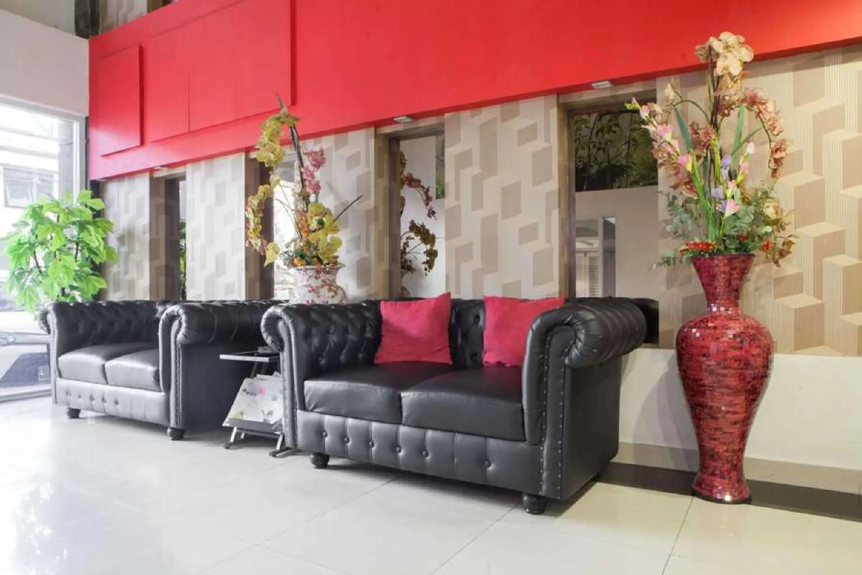Lobby or reception in RedDoorz near Gedung Sate 2 Lobby or reception in RedDoorz near Gedung Sate 2