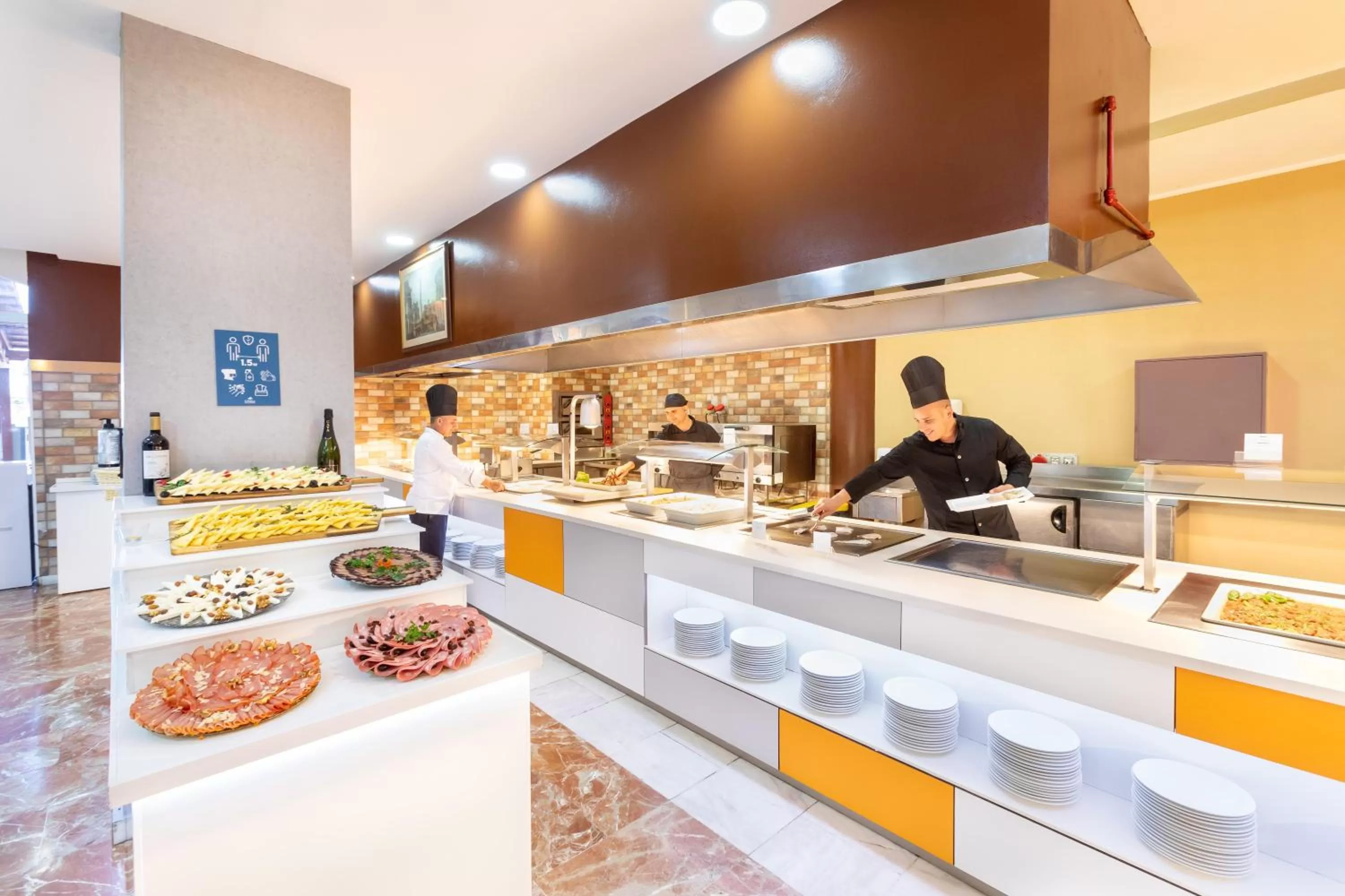 Restaurant/places to eat in Chatur Playa Real Resort