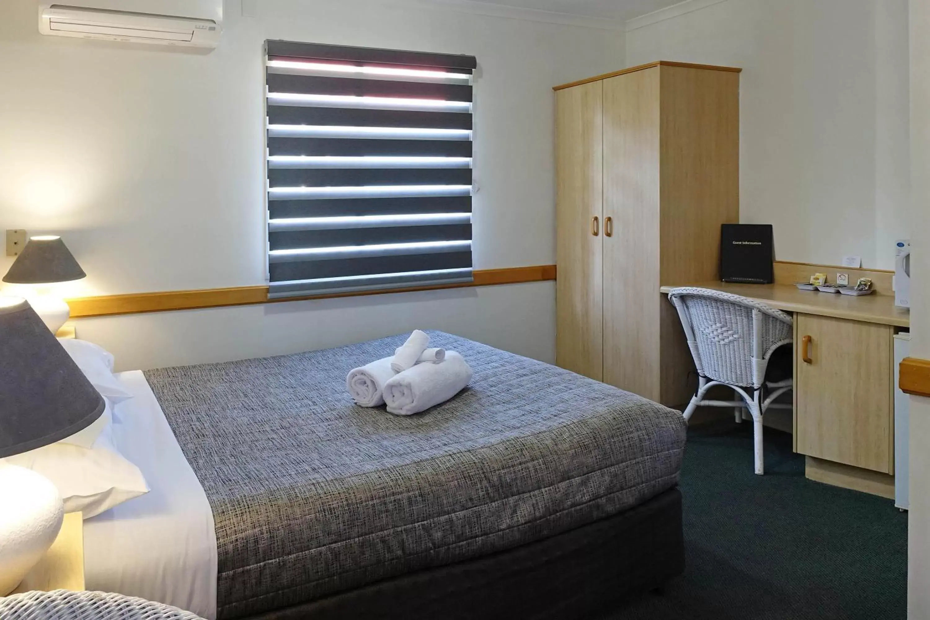 Photo of the whole room, Bed in Warwick Vines Motel