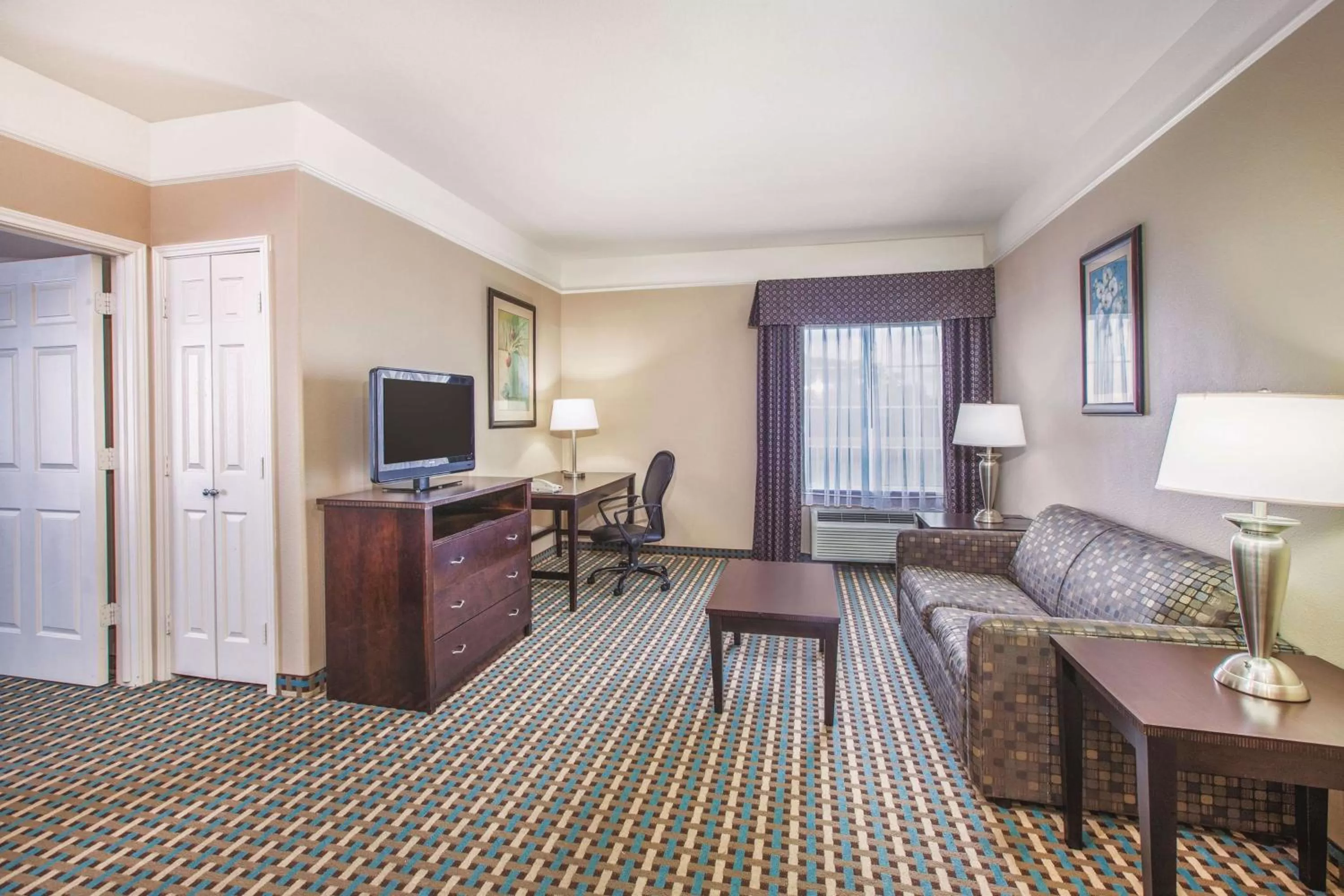 Photo of the whole room in La Quinta by Wyndham Bay City