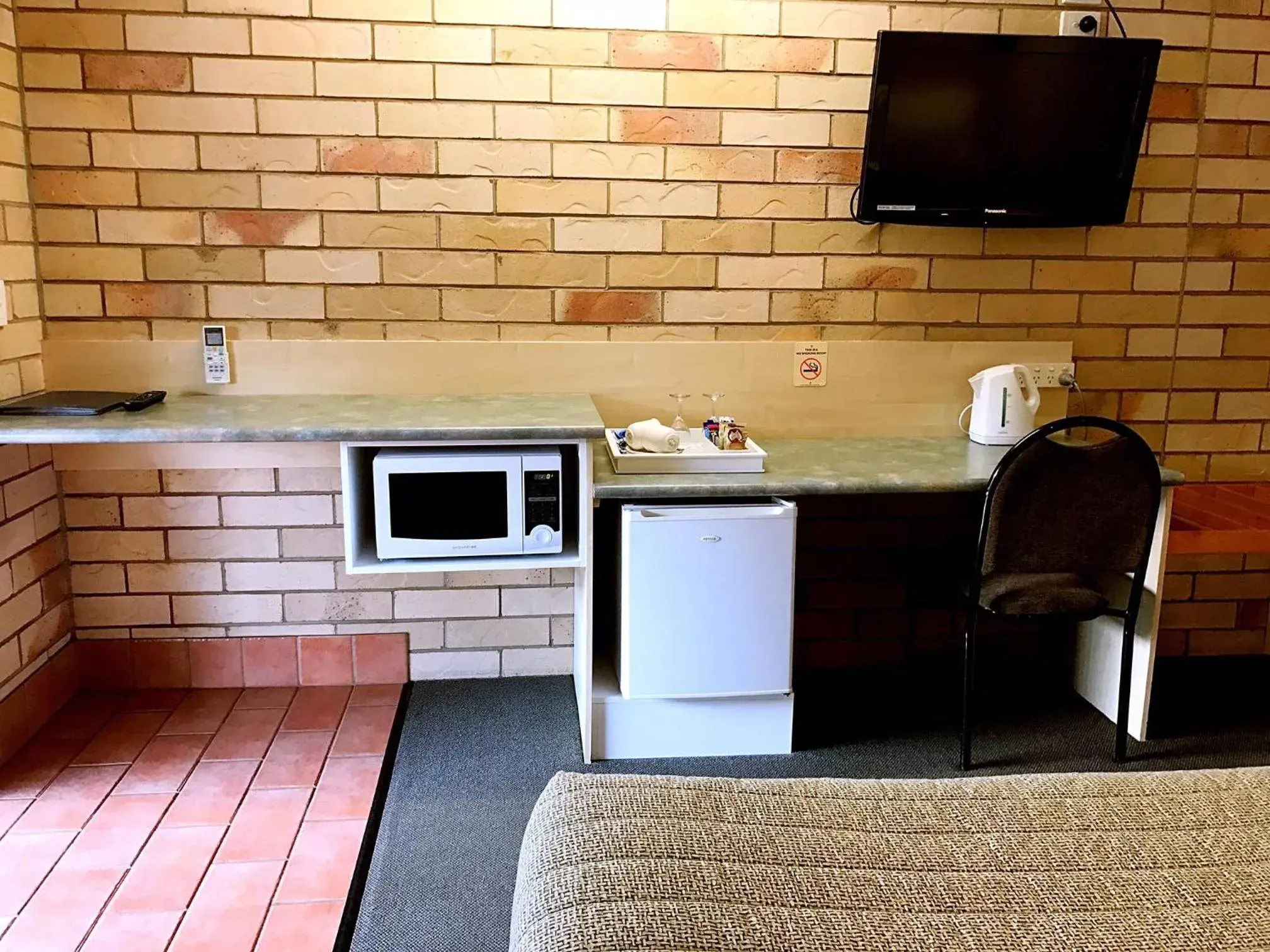 Coffee/tea facilities, Kitchen/Kitchenette in Starlight Motor Inn