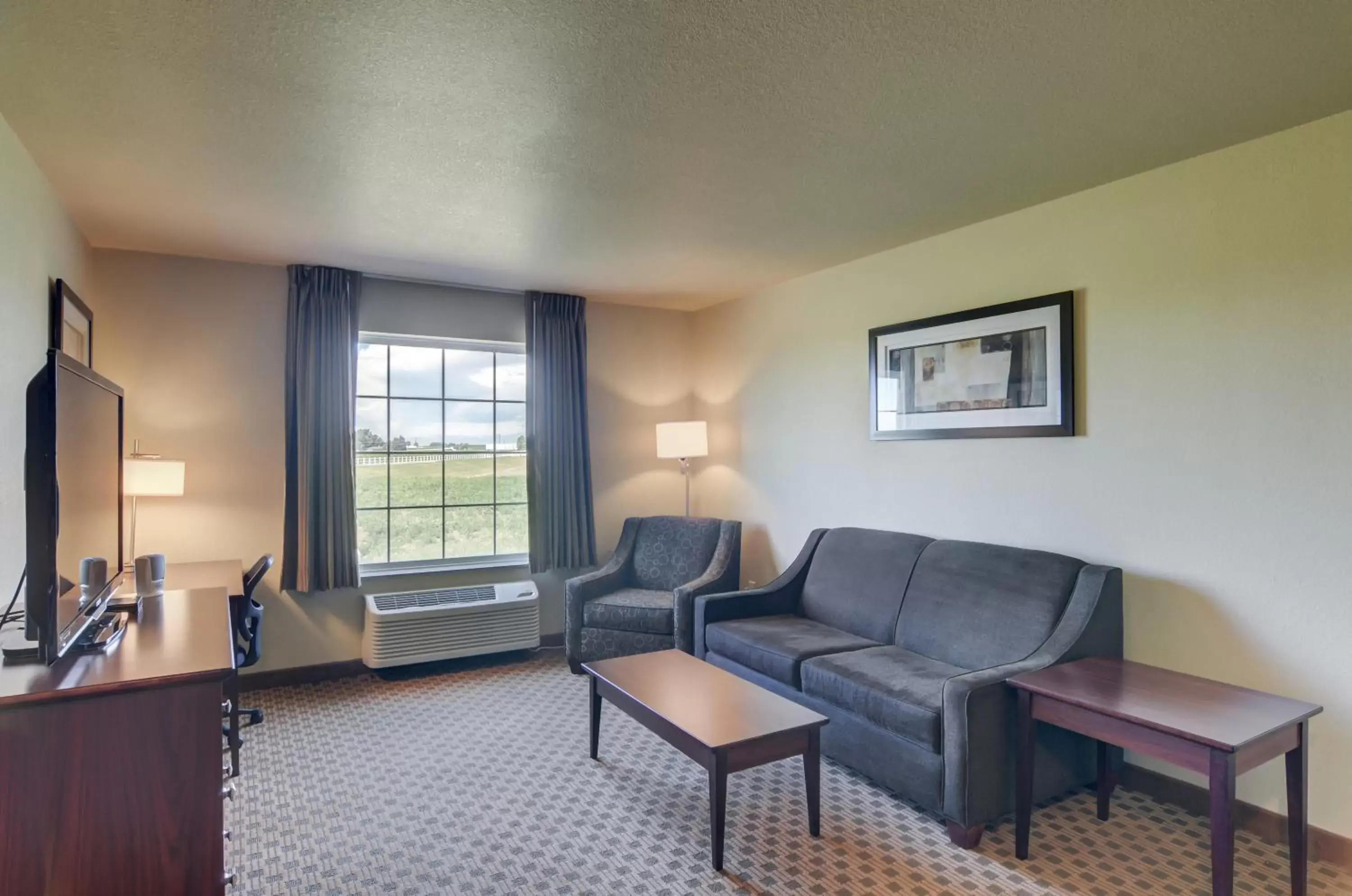 TV and multimedia, Seating Area in Cobblestone Inn & Suites - Ord