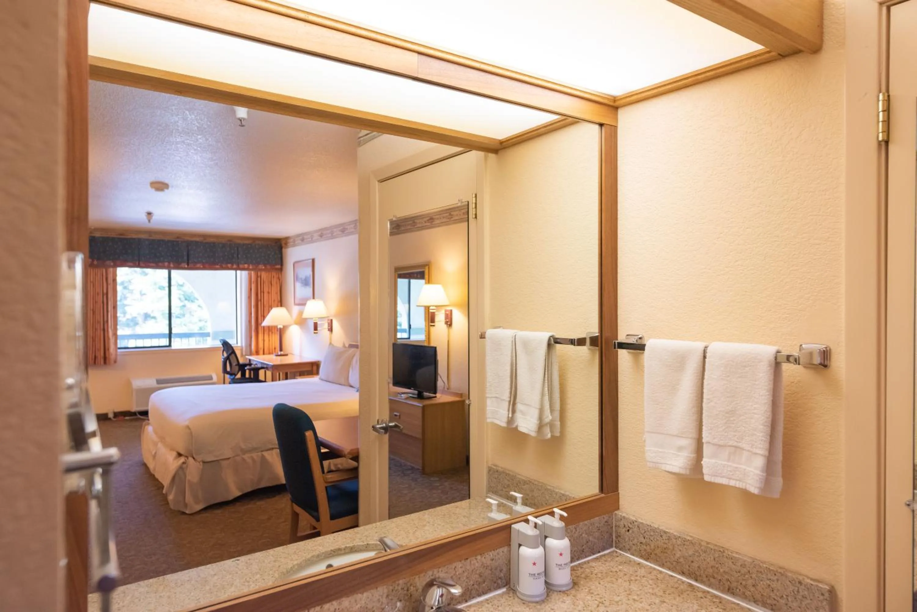 Photo of the whole room, Bed in The Redwood Riverwalk, a boutique hotel