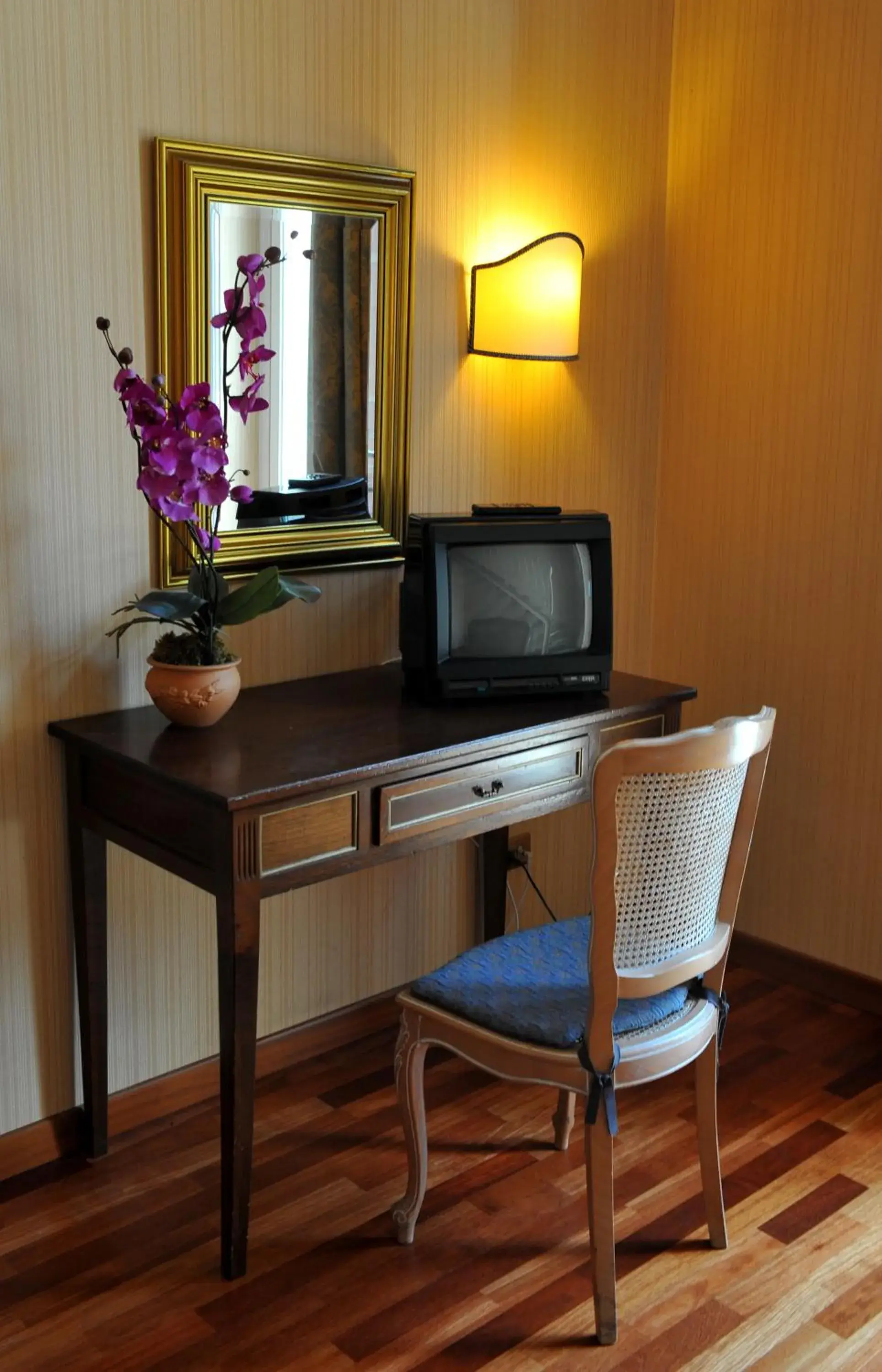 Bedroom, TV/Entertainment Center in Grande Albergo Quattro Stagioni