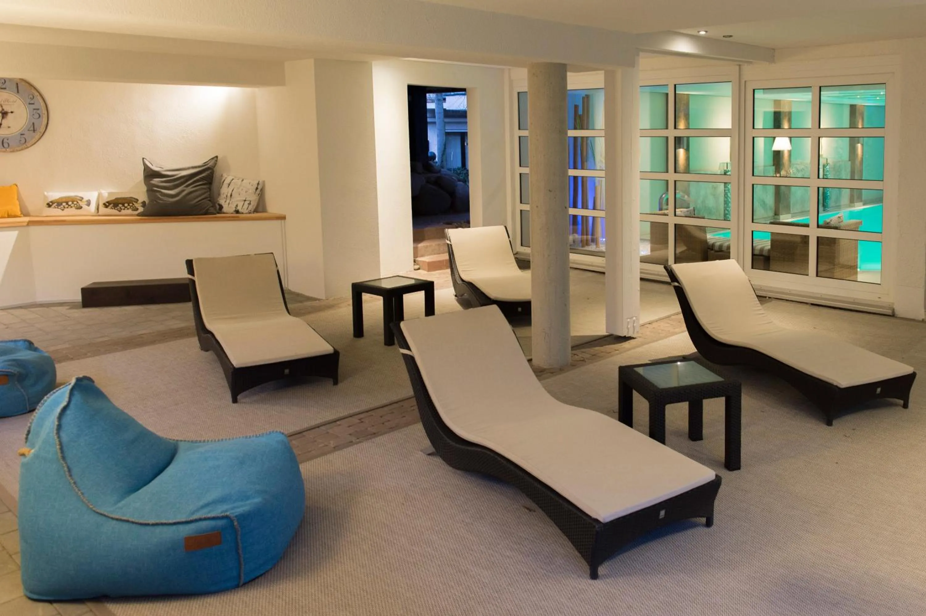 Swimming pool in Atrium Hotel Mainz