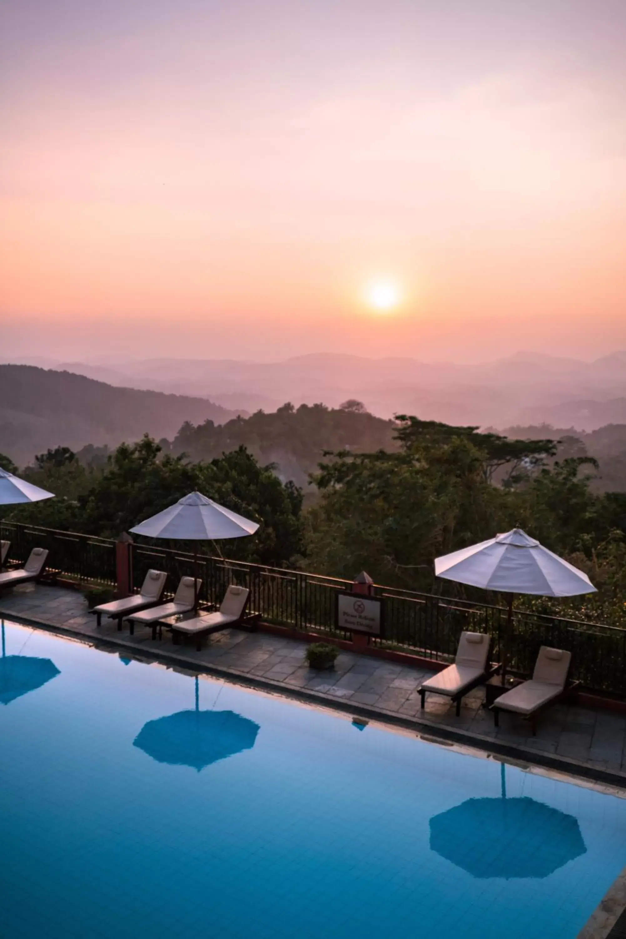 Swimming pool, Sunrise/Sunset in Amaya Hills Kandy