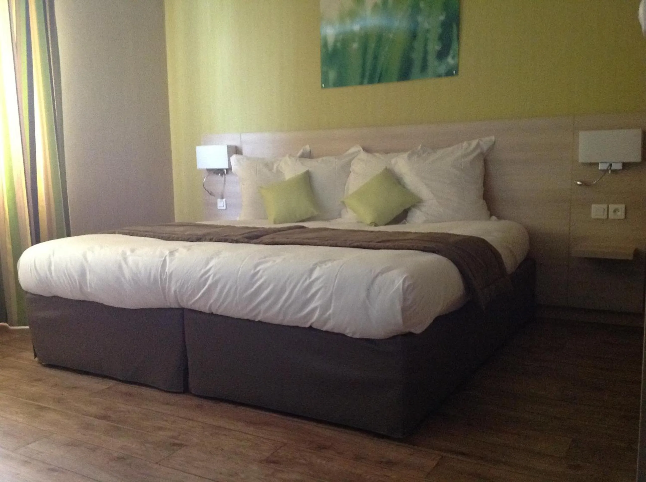 Photo of the whole room, Bed in The Originals City, Hôtel des Lys, Dreux