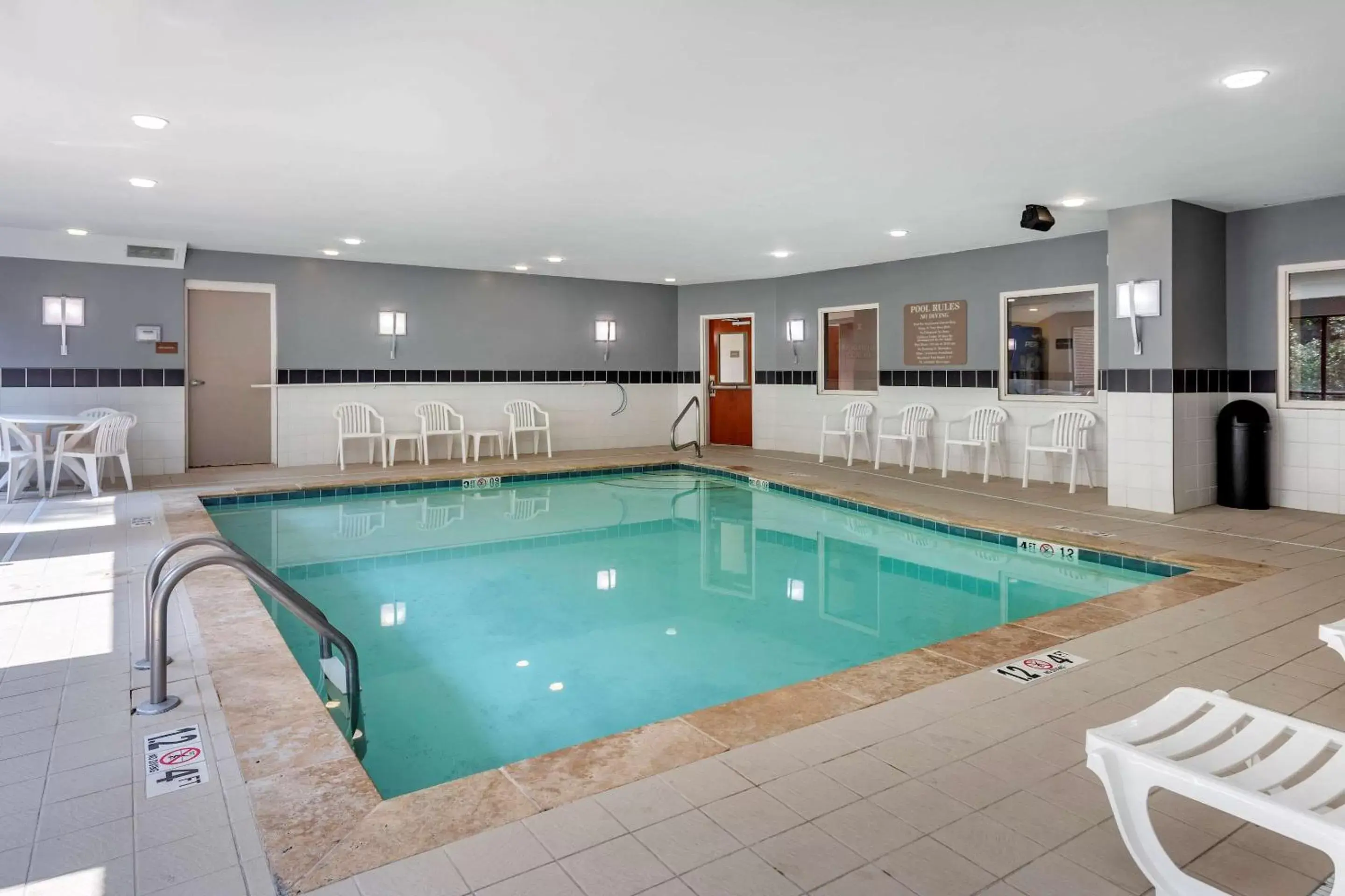 Activities, Swimming Pool in Comfort Suites Manchester