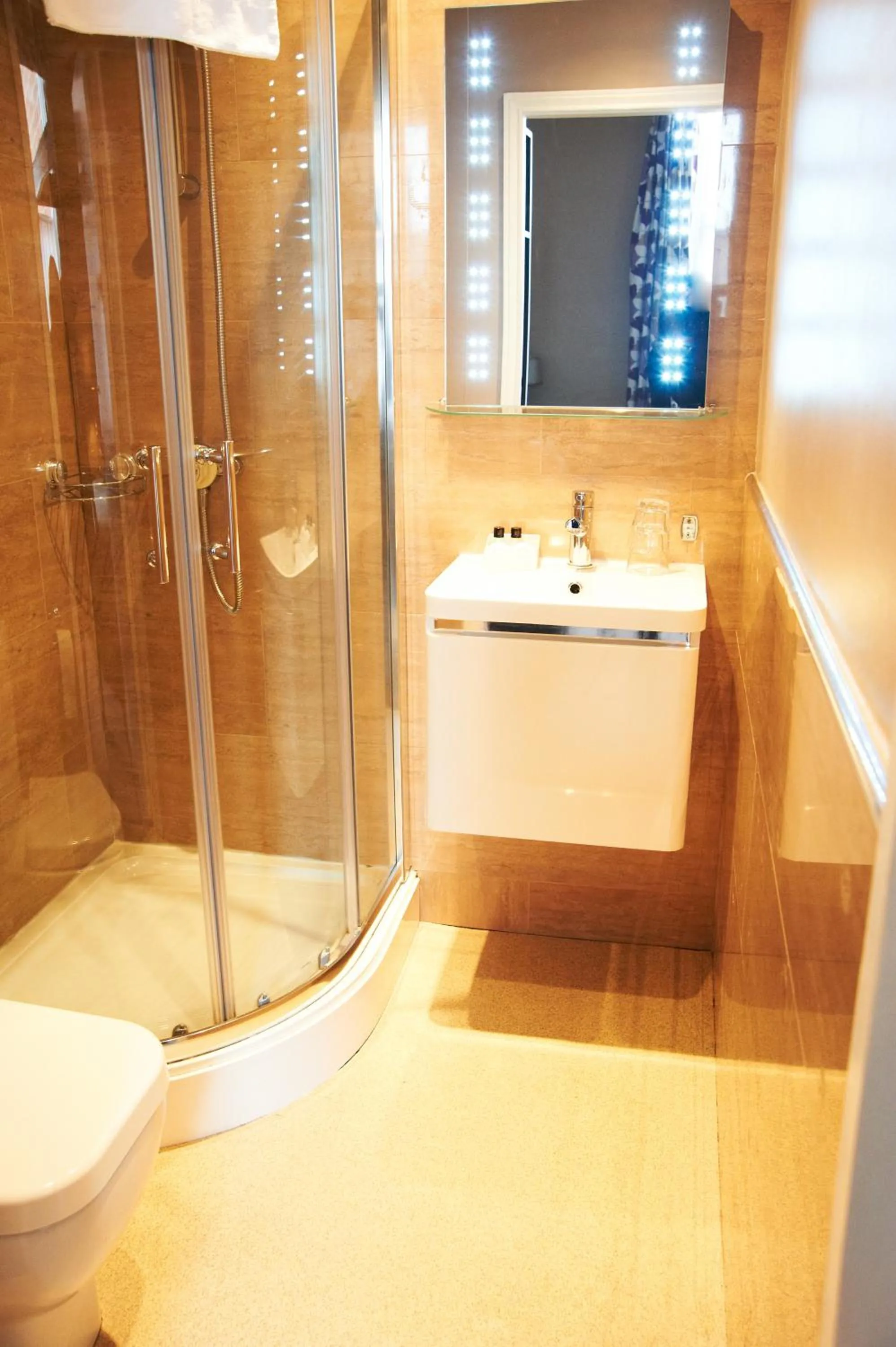 Bathroom in Kenilworth Hotel