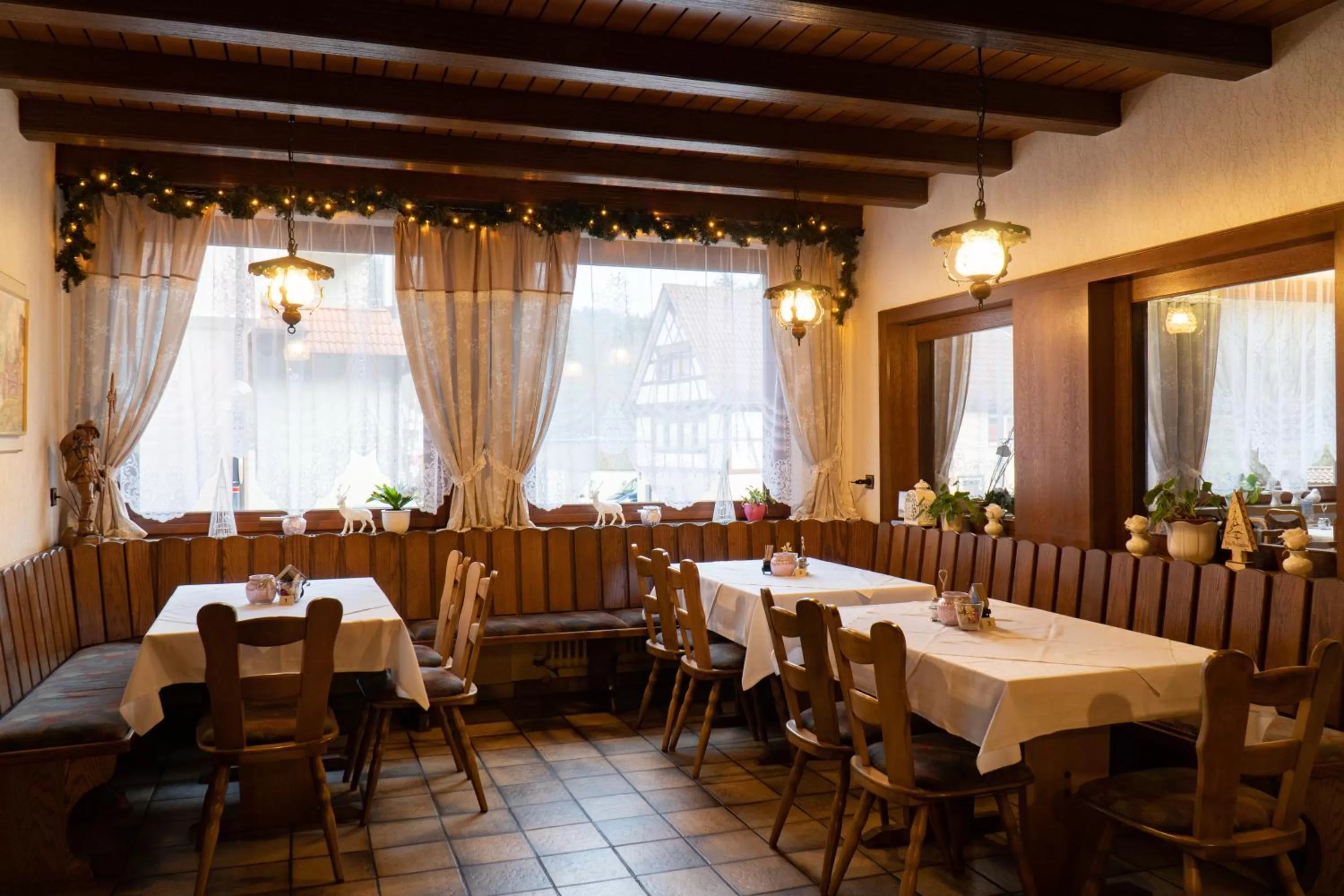 Restaurant/places to eat in Hotel Eleon