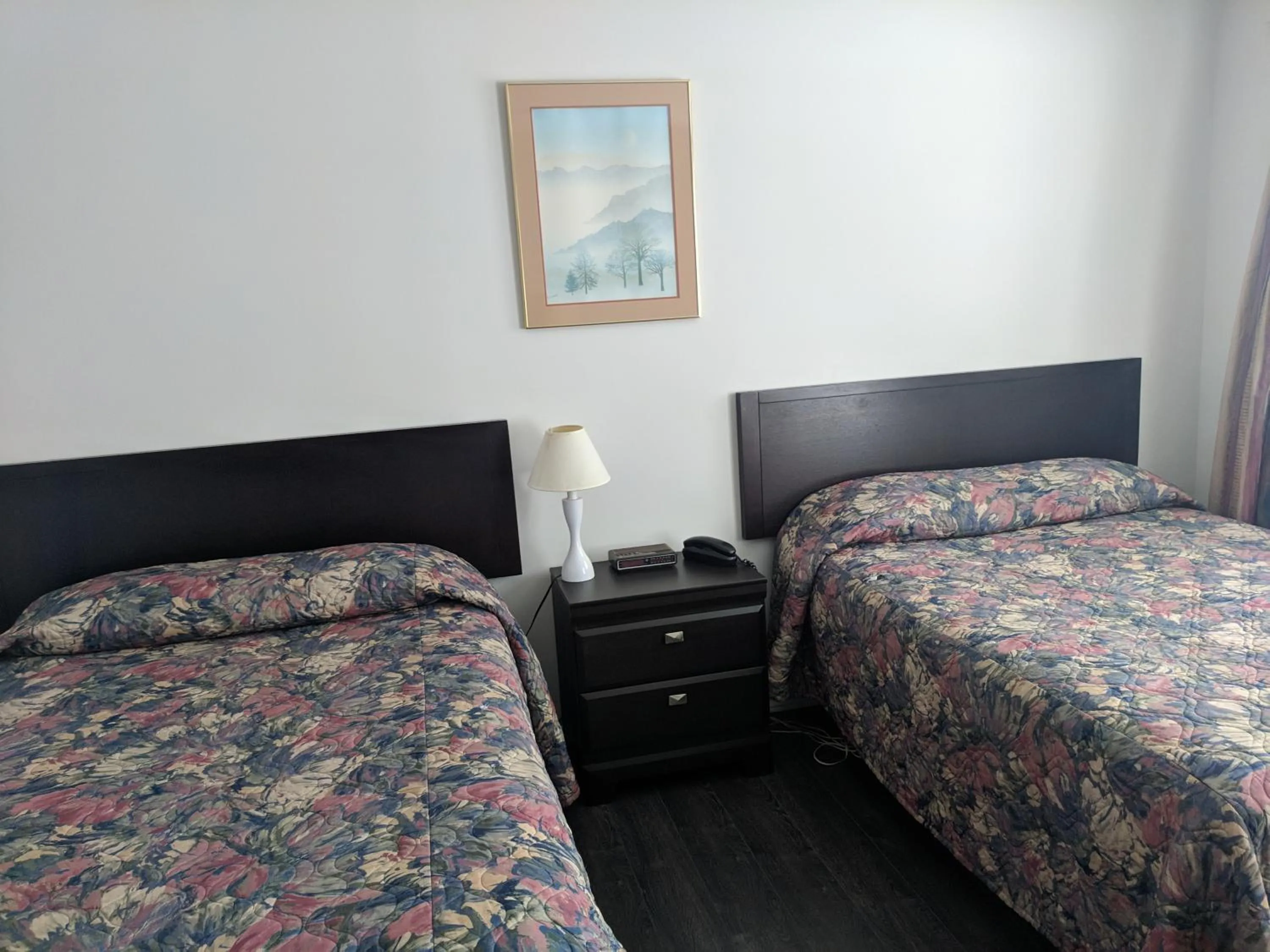 Bed in Hilltop Motel
