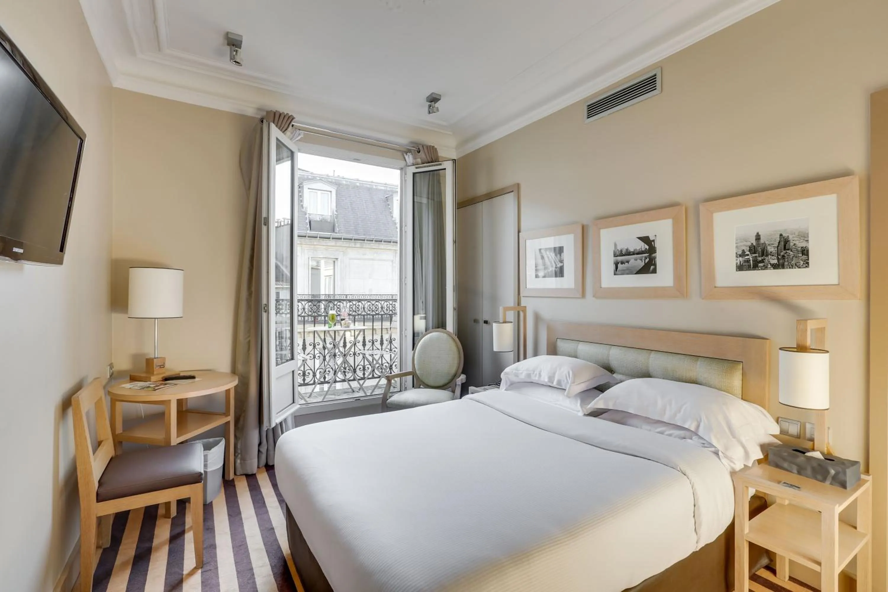 Photo of the whole room, Bed in Hotel Duret Paris Champs Elysées