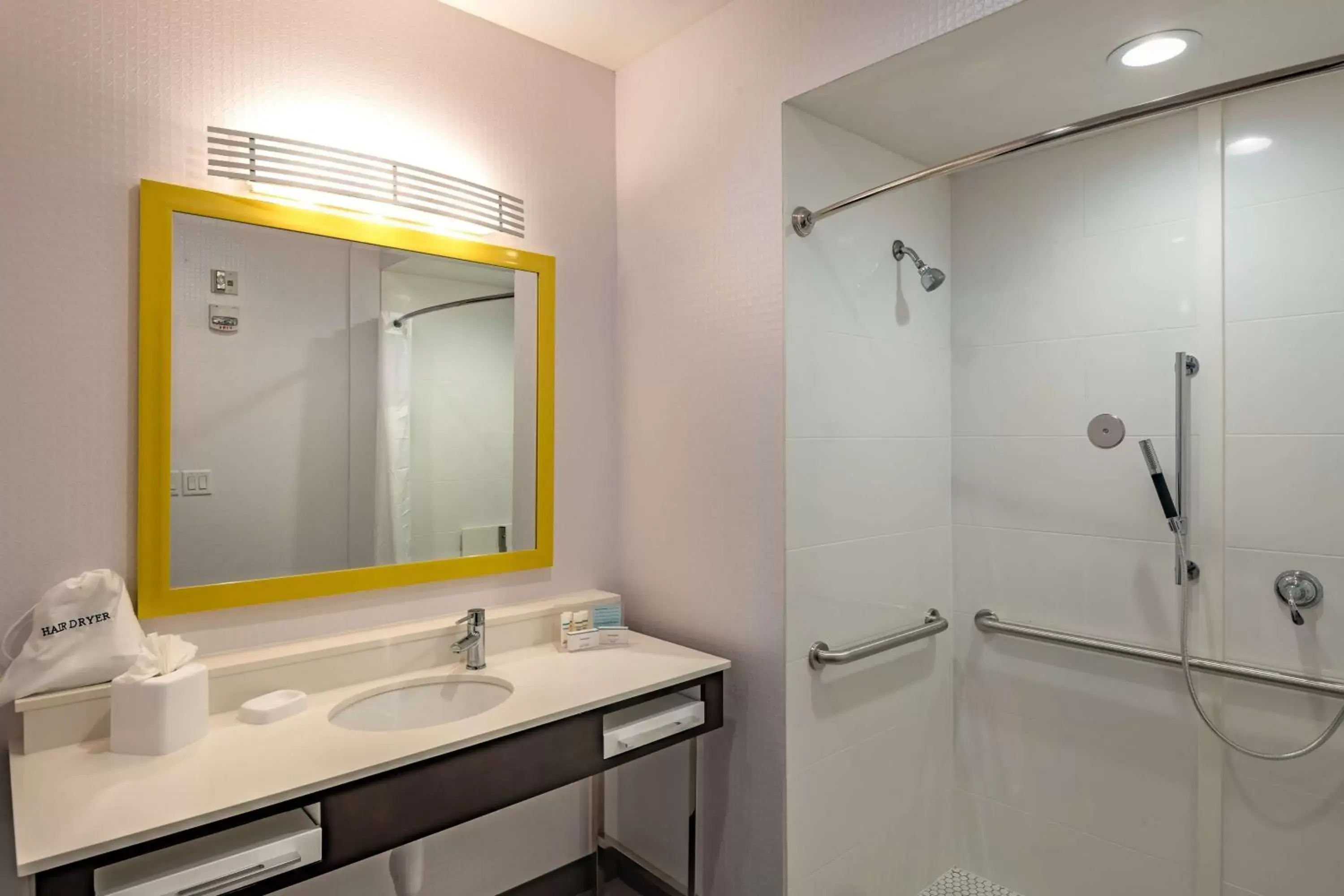 Bathroom in Hampton Inn & Suites Dallas/Plano Central