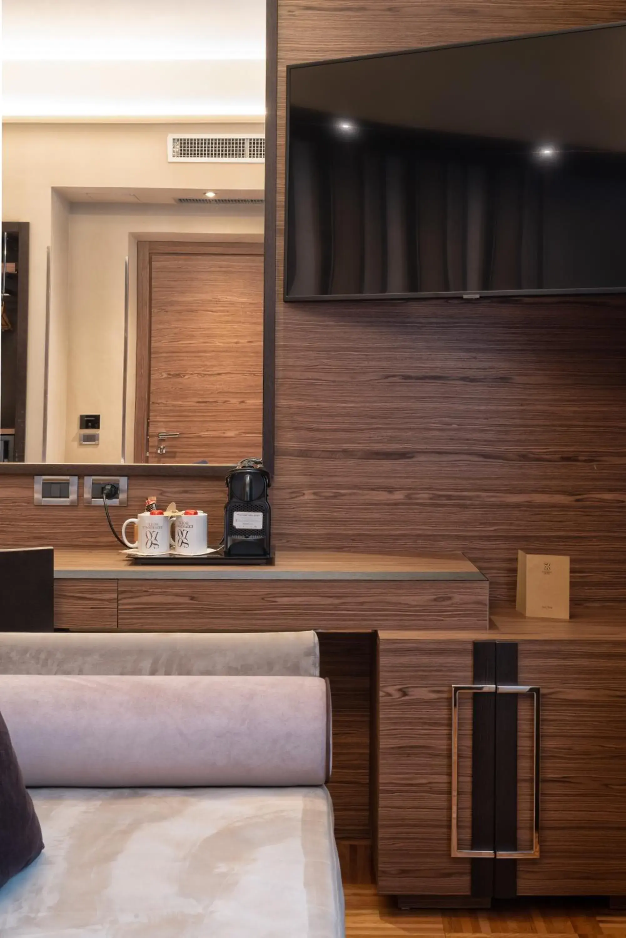 Coffee/tea facilities, TV/Entertainment Center in Solo Experience Hotel