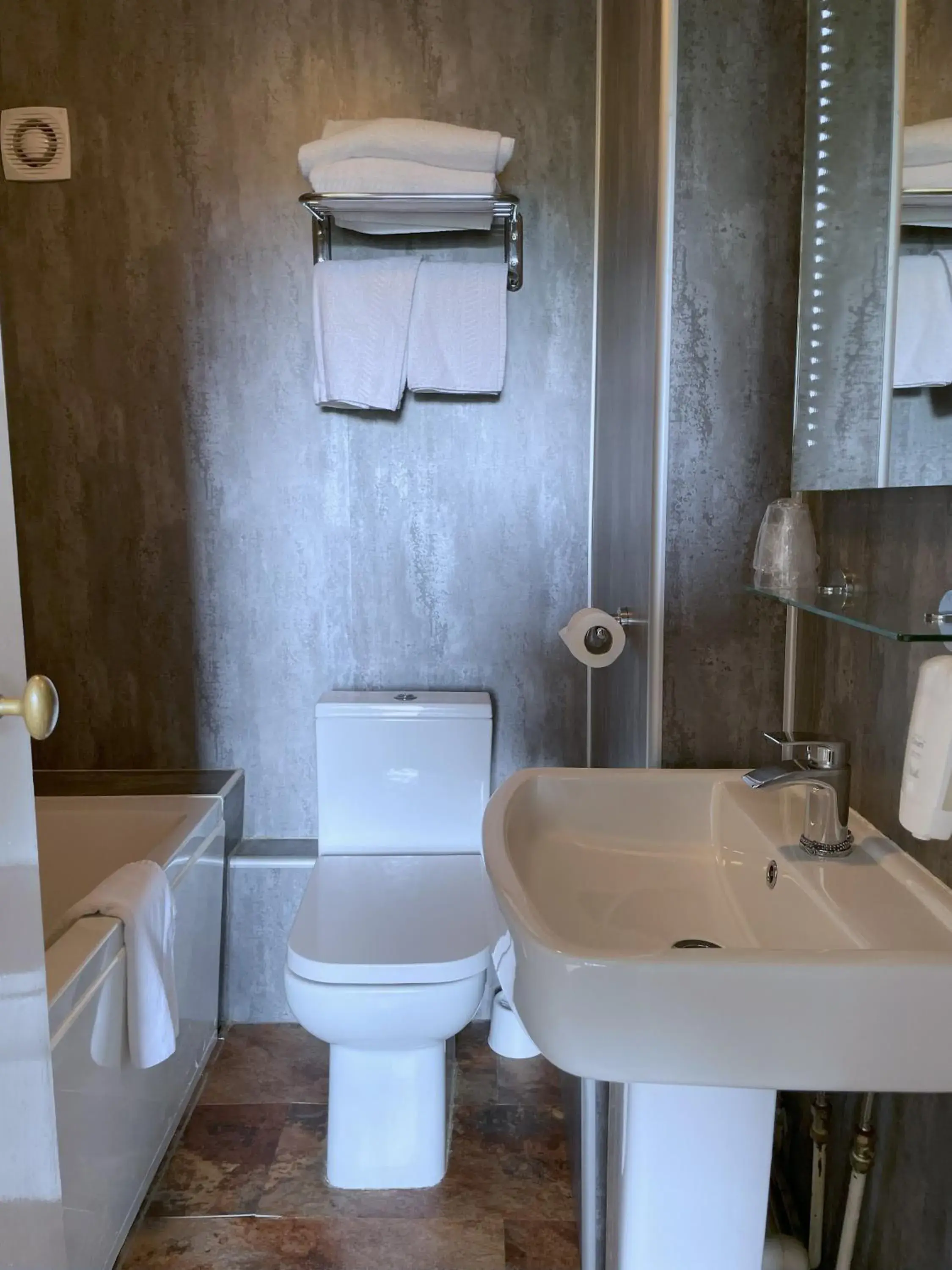 Toilet, Bathroom in Killin Hotel