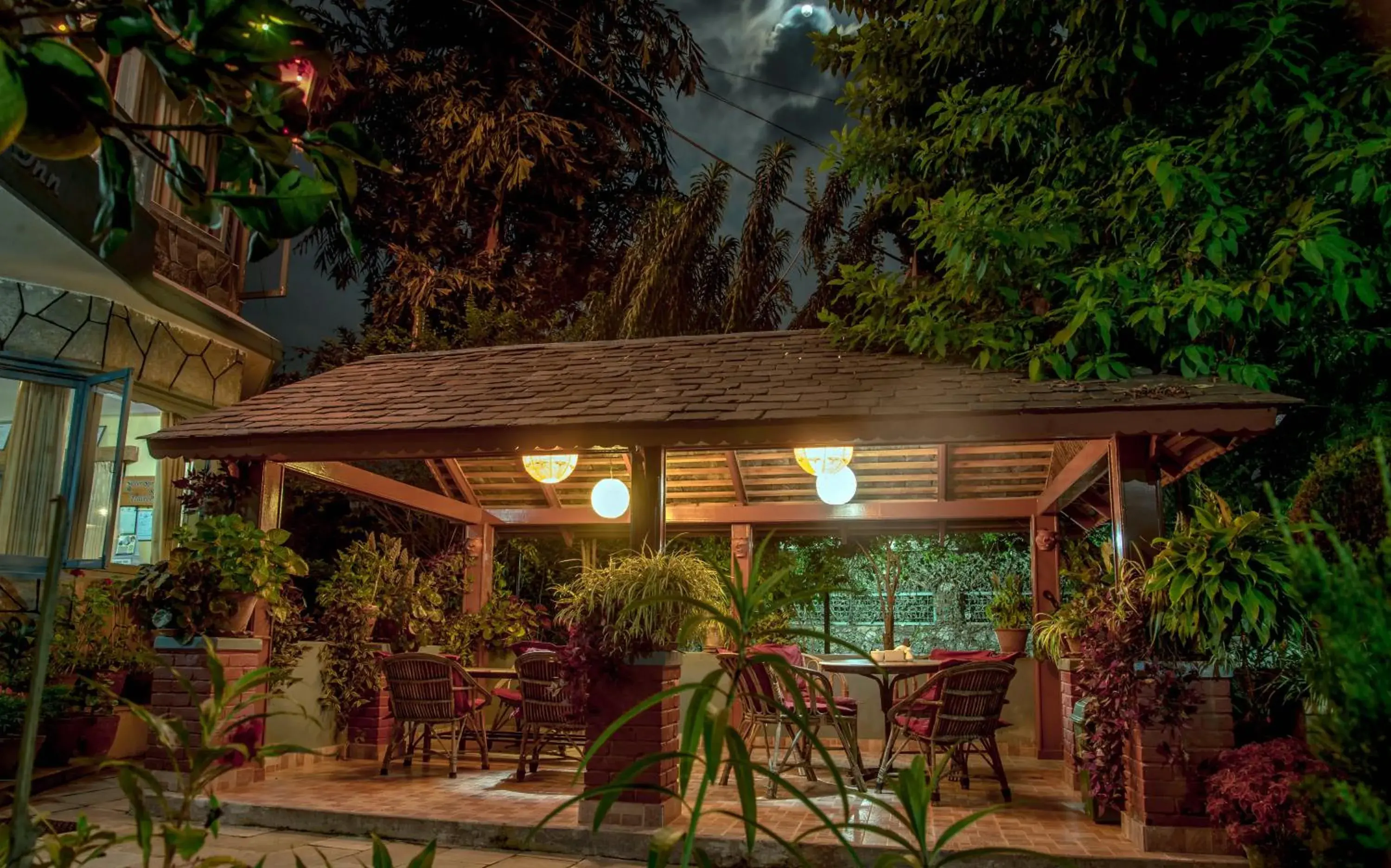 Garden, Restaurant/Places to Eat in The Silver Oaks Inn