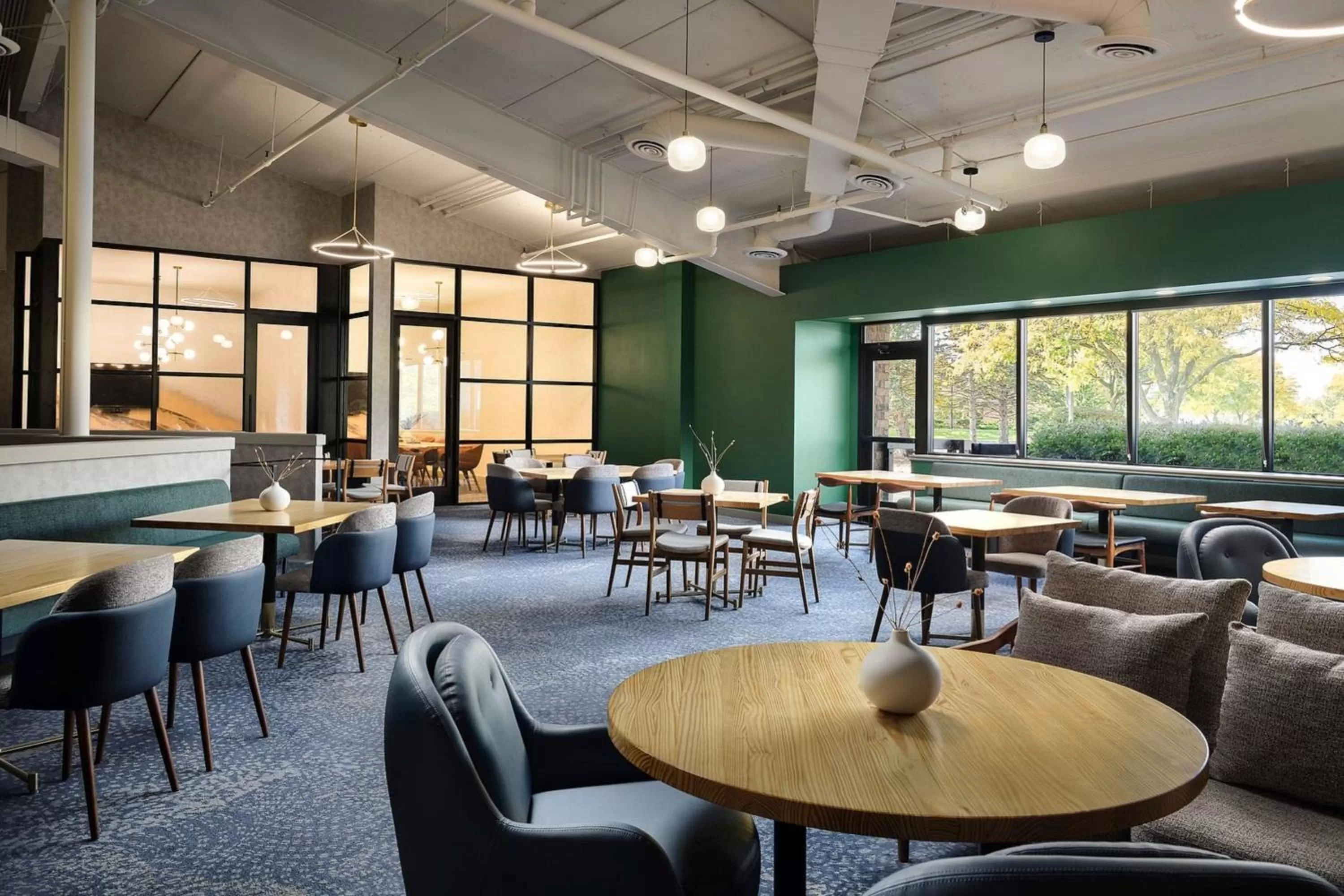 Restaurant/places to eat in Sheraton Grand Rapids Airport Hotel