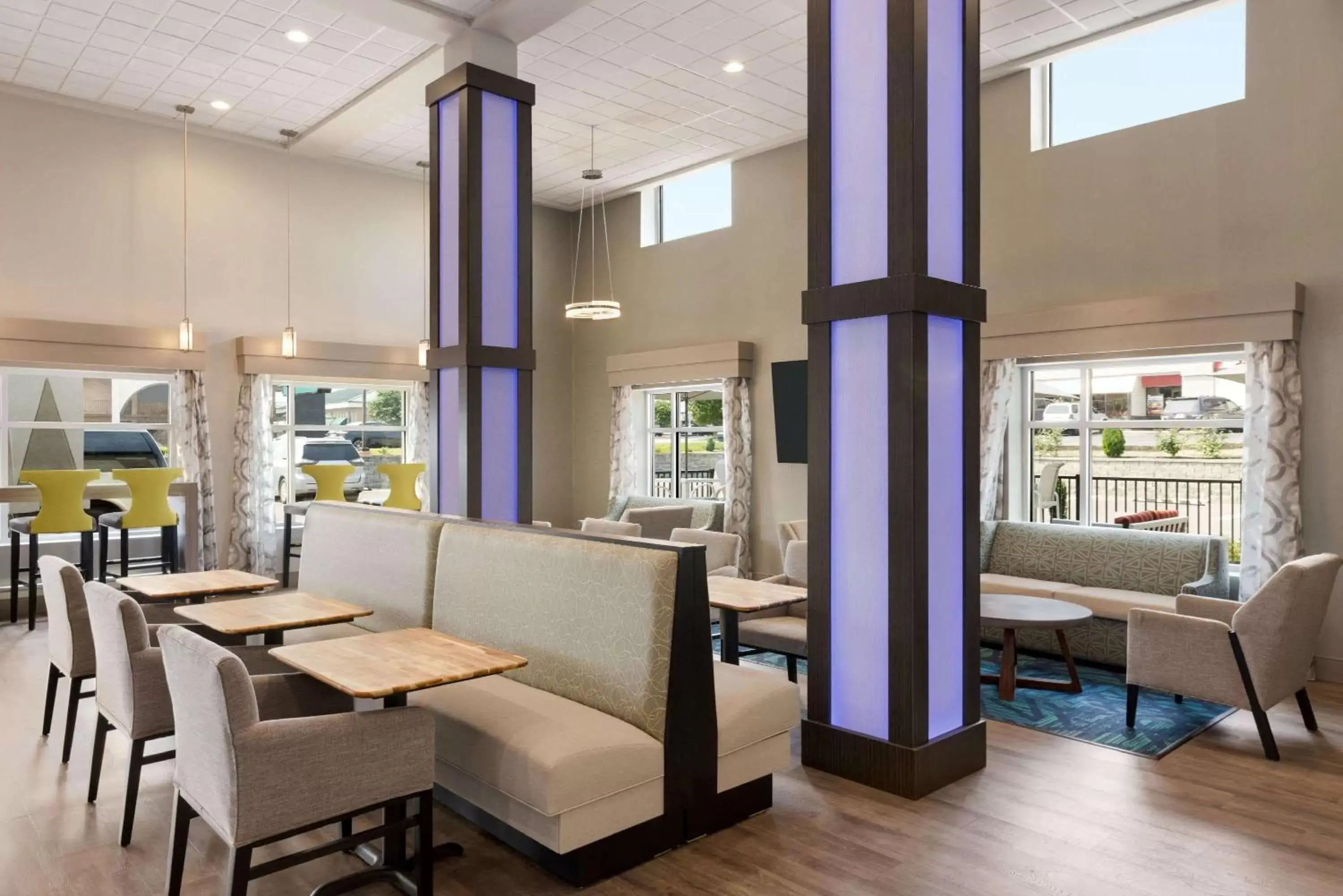 Lobby or reception, Restaurant/Places to Eat in Days Inn & Suites by Wyndham Bowling Green