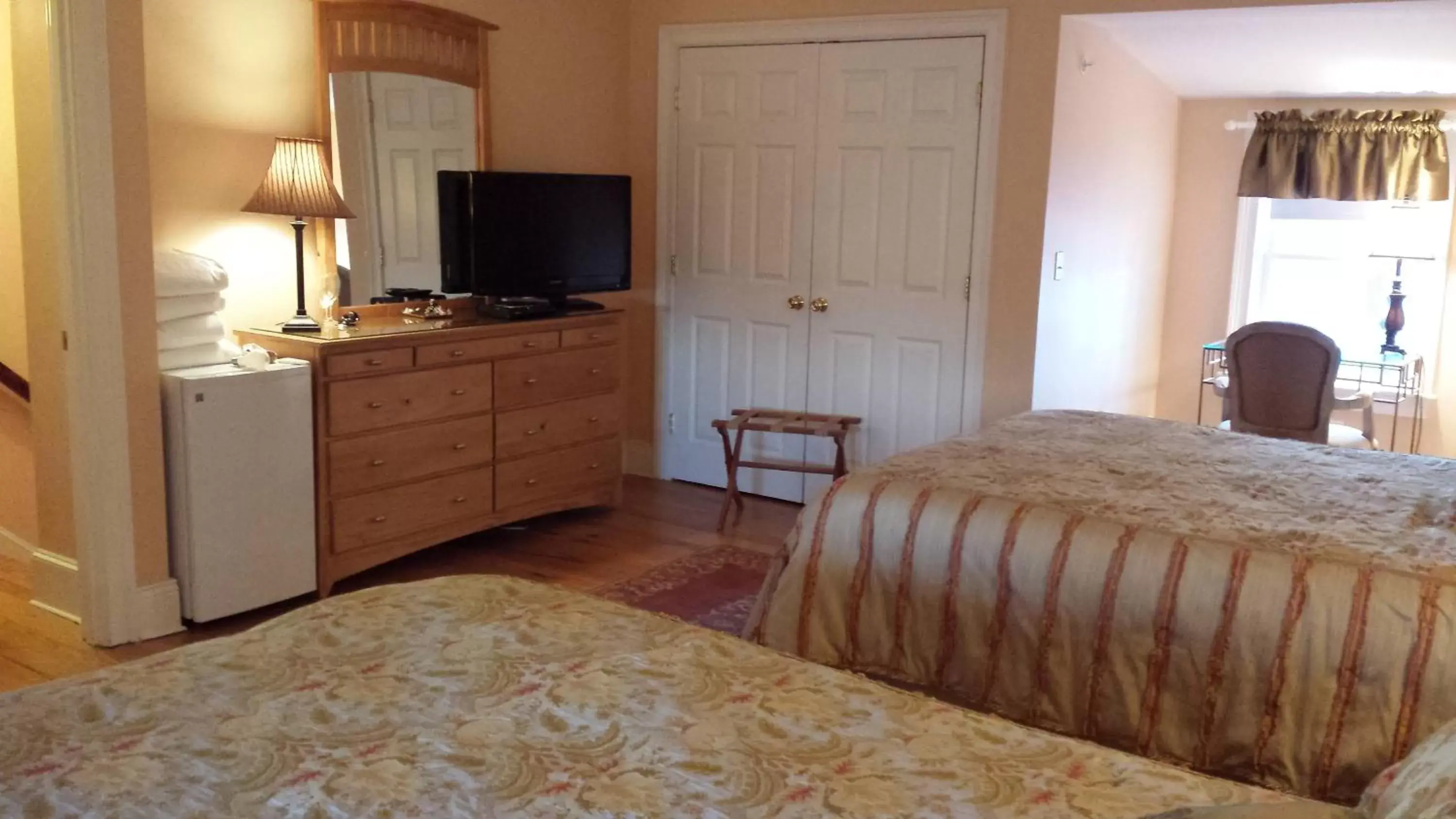 Bed, TV/Entertainment Center in Compass Rose Inn