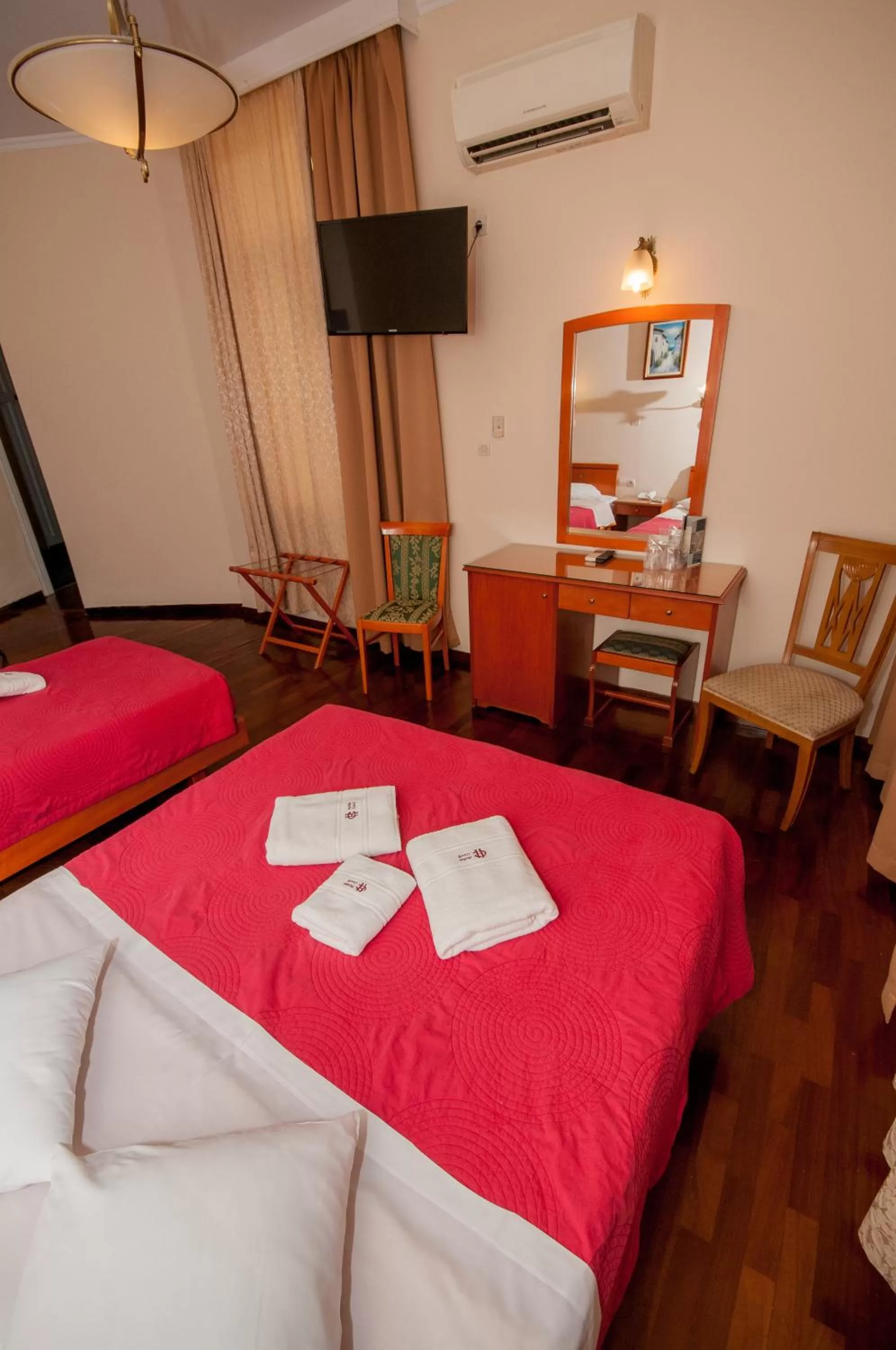 Photo of the whole room, Bed in Cecil Hotel