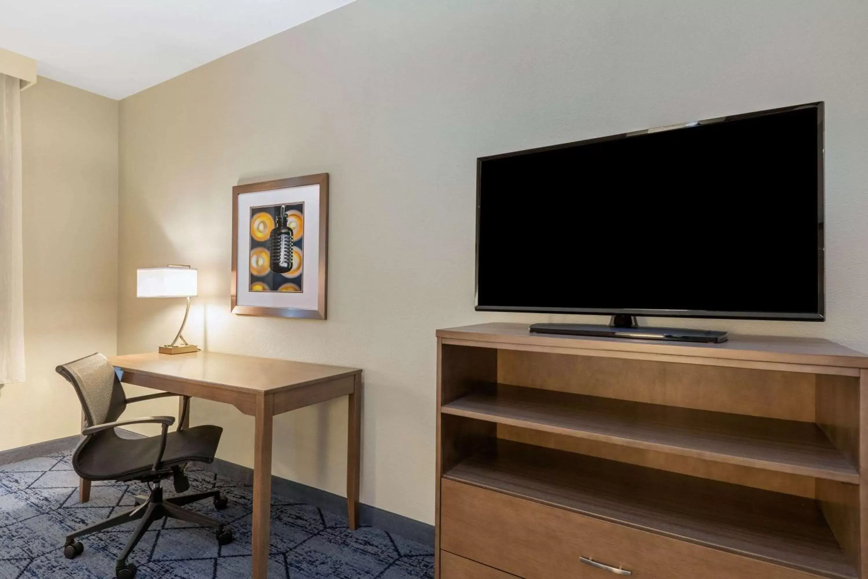 Photo of the whole room, TV/Entertainment Center in La Quinta Inn & Suites by Wyndham Kansas City Beacon Hill