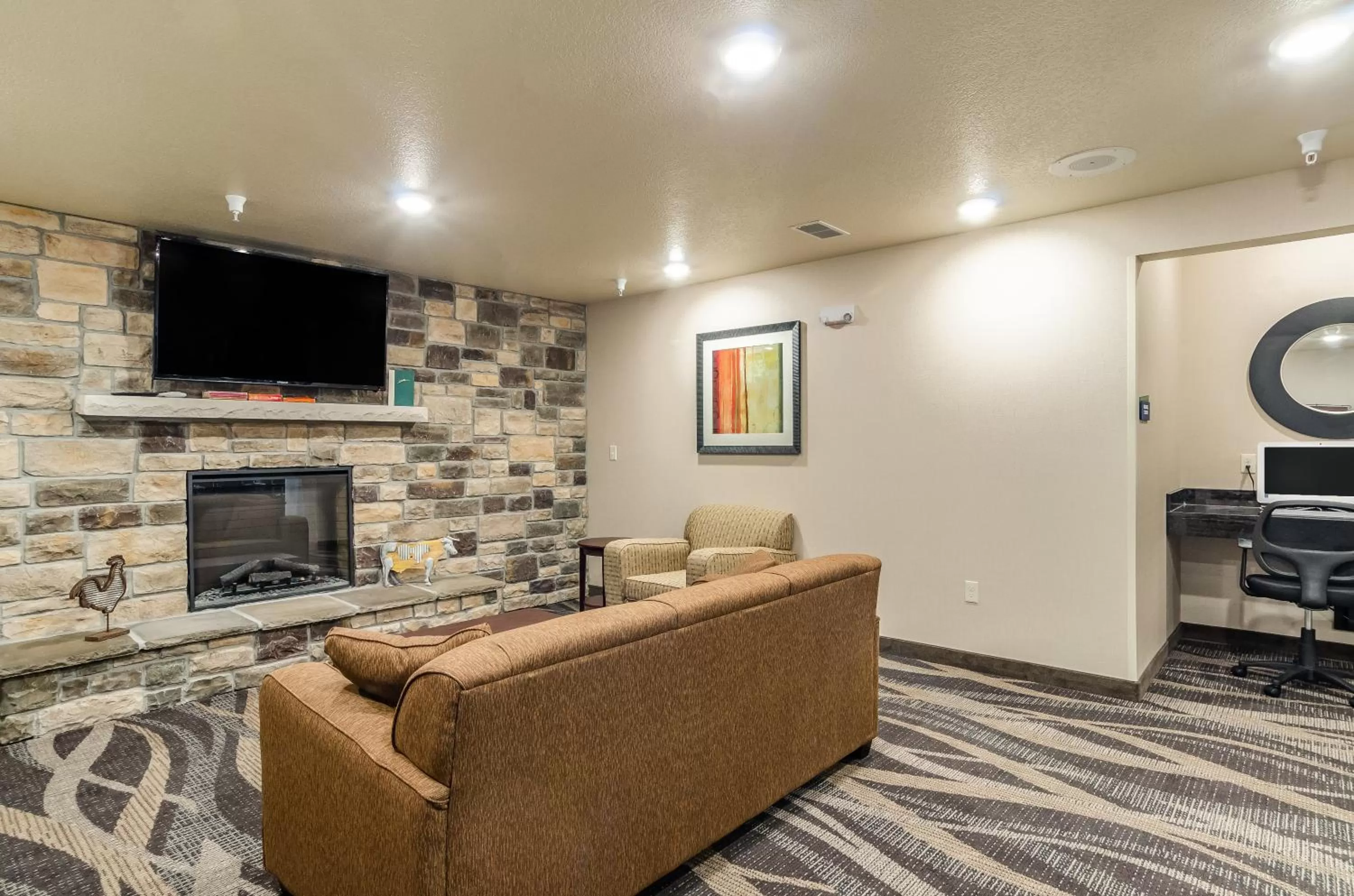 Communal lounge/ TV room in Cobblestone Inn & Suites - Bridgeport