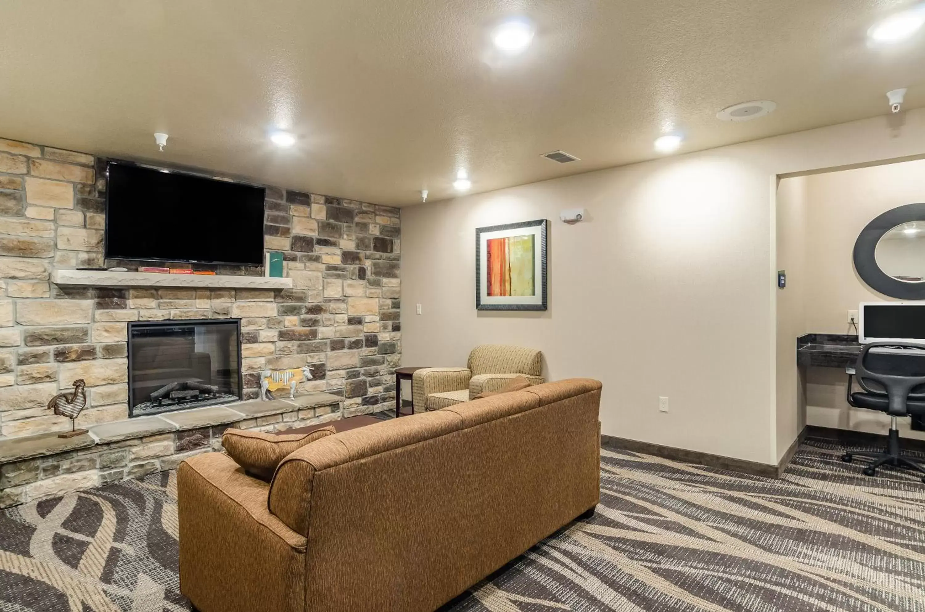 Communal lounge/ TV room, TV/Entertainment Center in Cobblestone Inn & Suites - Bridgeport