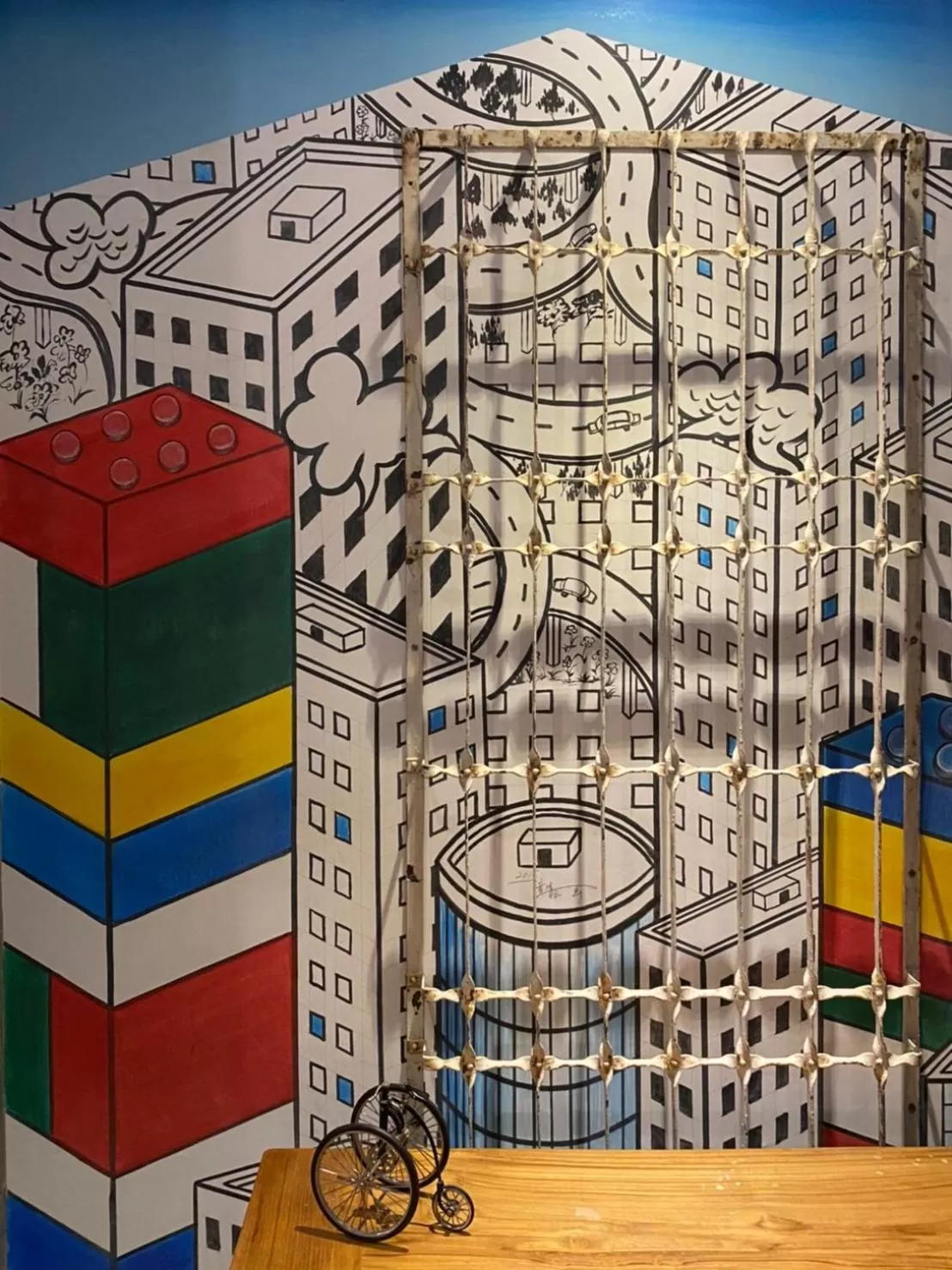 Photo of the whole room in 3 Door Hotel