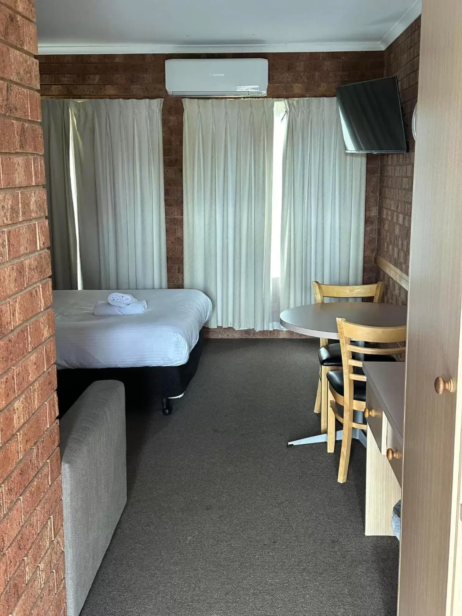 Bed in Courtyard Motor Inn