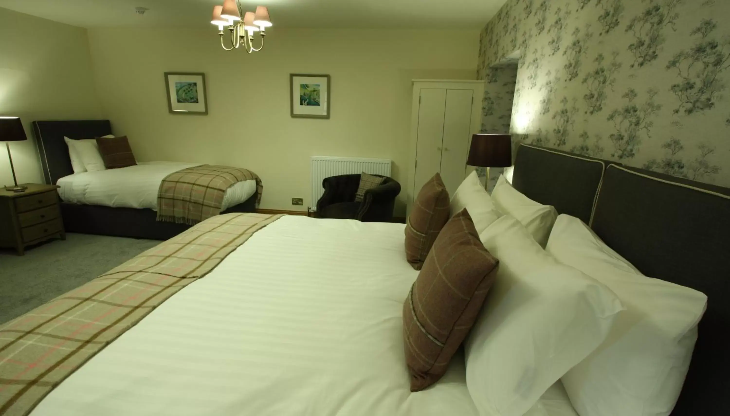 Photo of the whole room, Bed in Ravenstone Manor