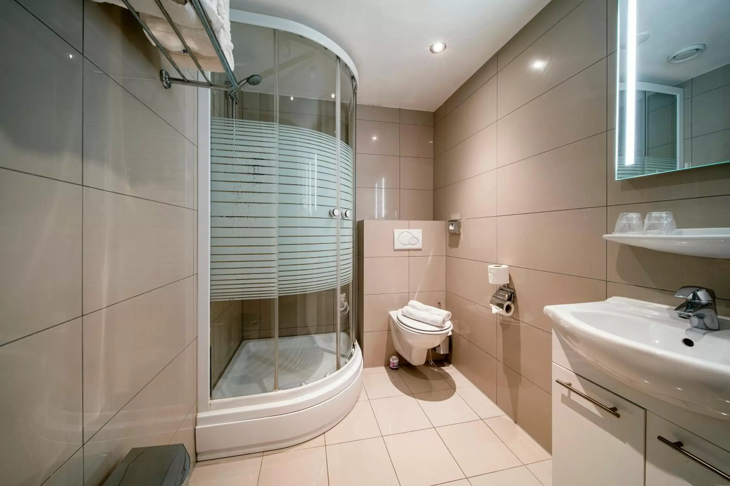Shower, Bathroom in Hotel Iron Horse Amsterdam