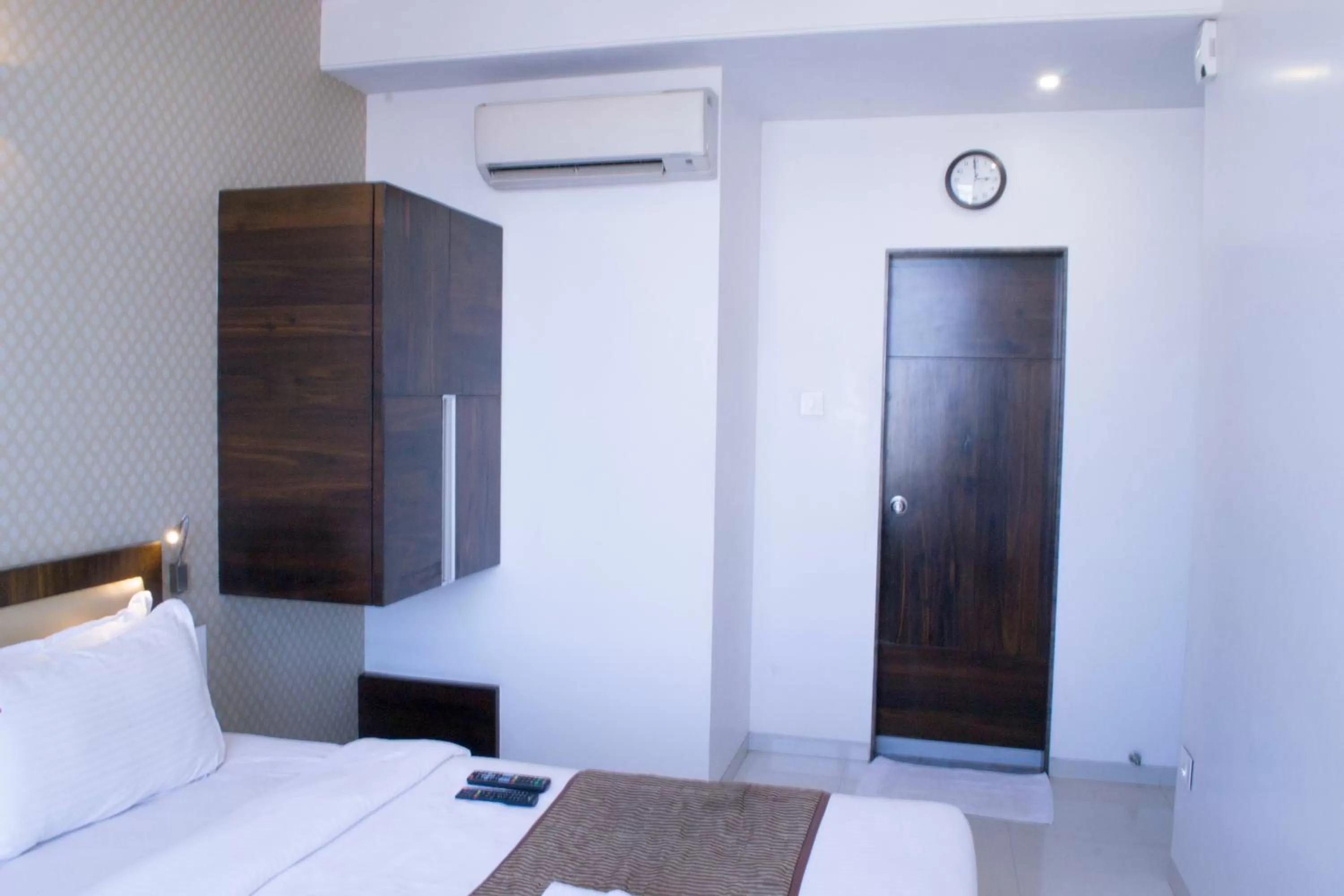 Bedroom, Bed in Hotel SRI SRI EXECUTIVE KOLHAPUR NEAR MAHALAXMI TEMPLE