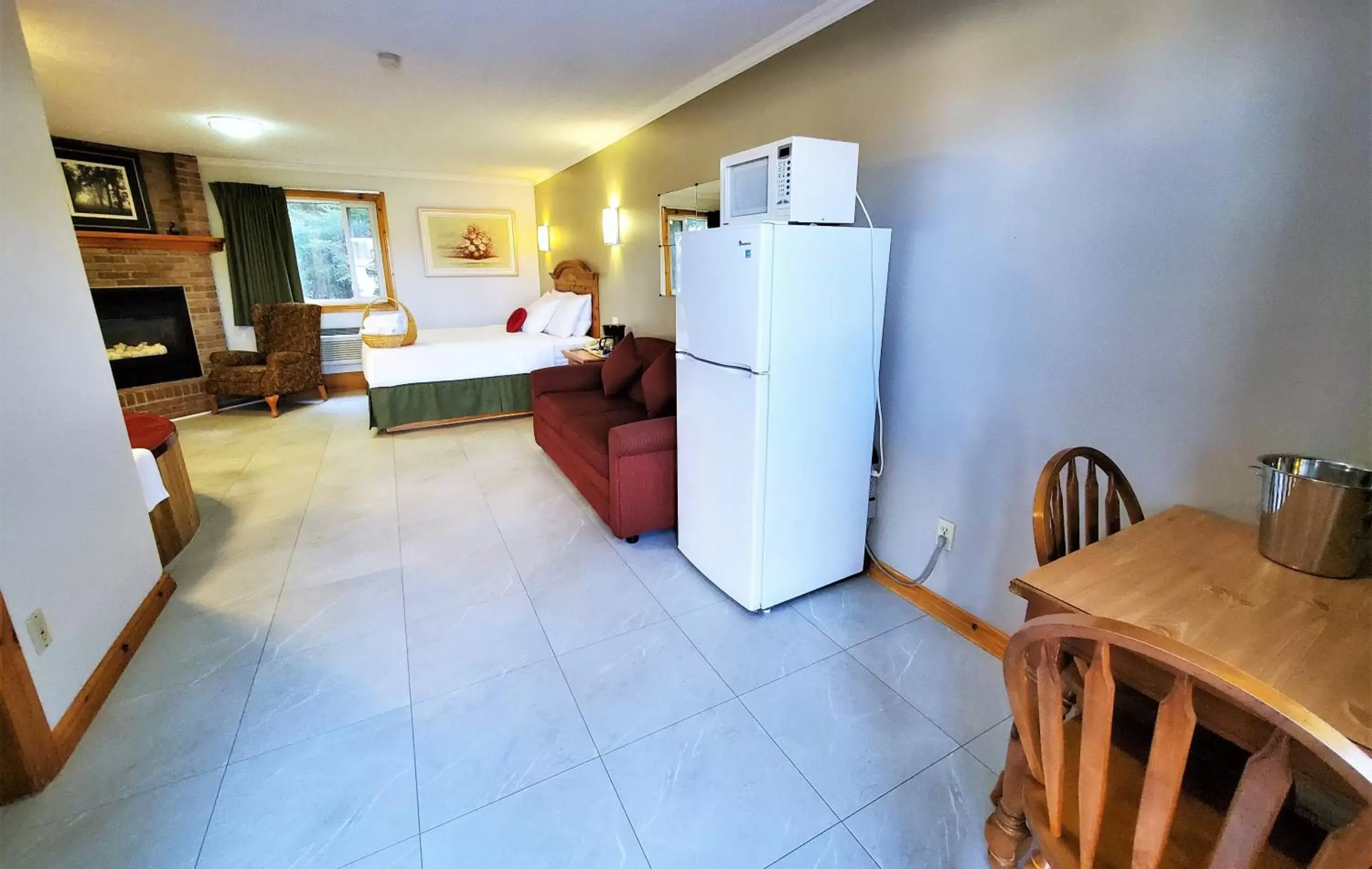 Bed, Kitchen/Kitchenette in Knights Inn Colonial Fireside Inn