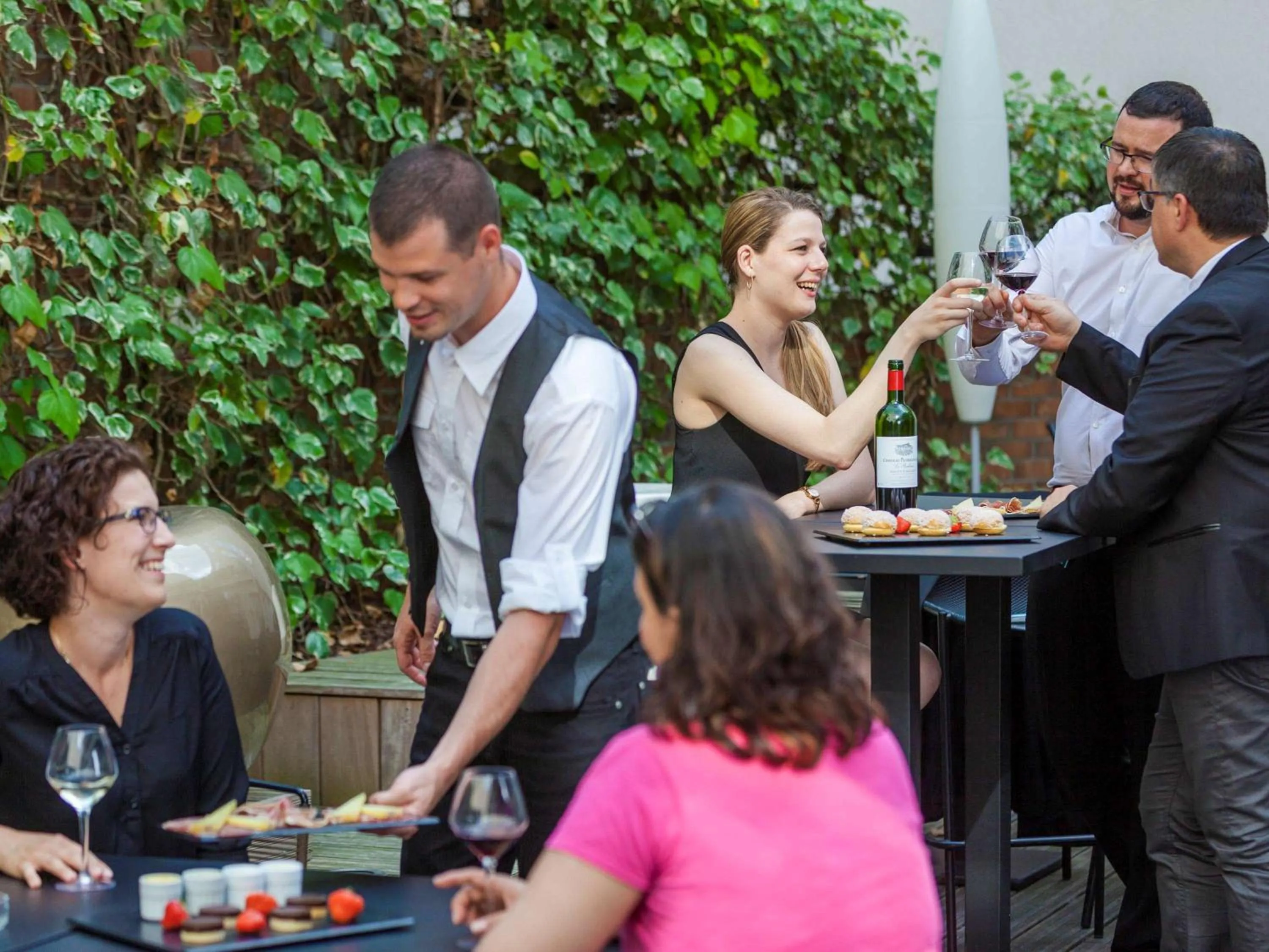 Restaurant/places to eat in Mercure Paris Massy Gare TGV