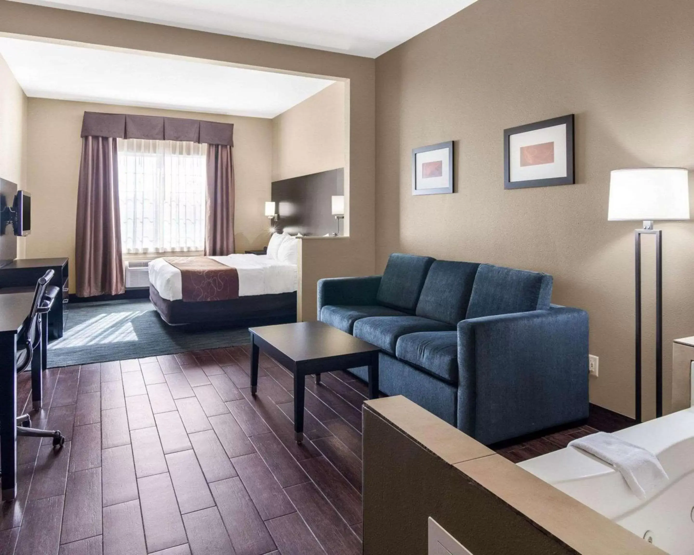 Photo of the whole room, Seating Area in Comfort Suites Odessa
