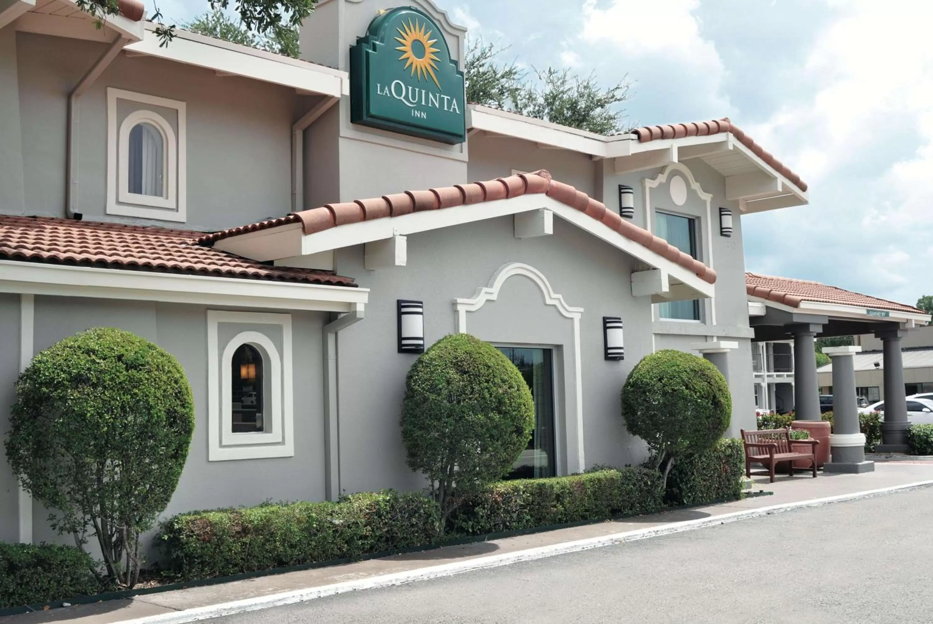 Property building in La Quinta Inn by Wyndham Dallas Uptown