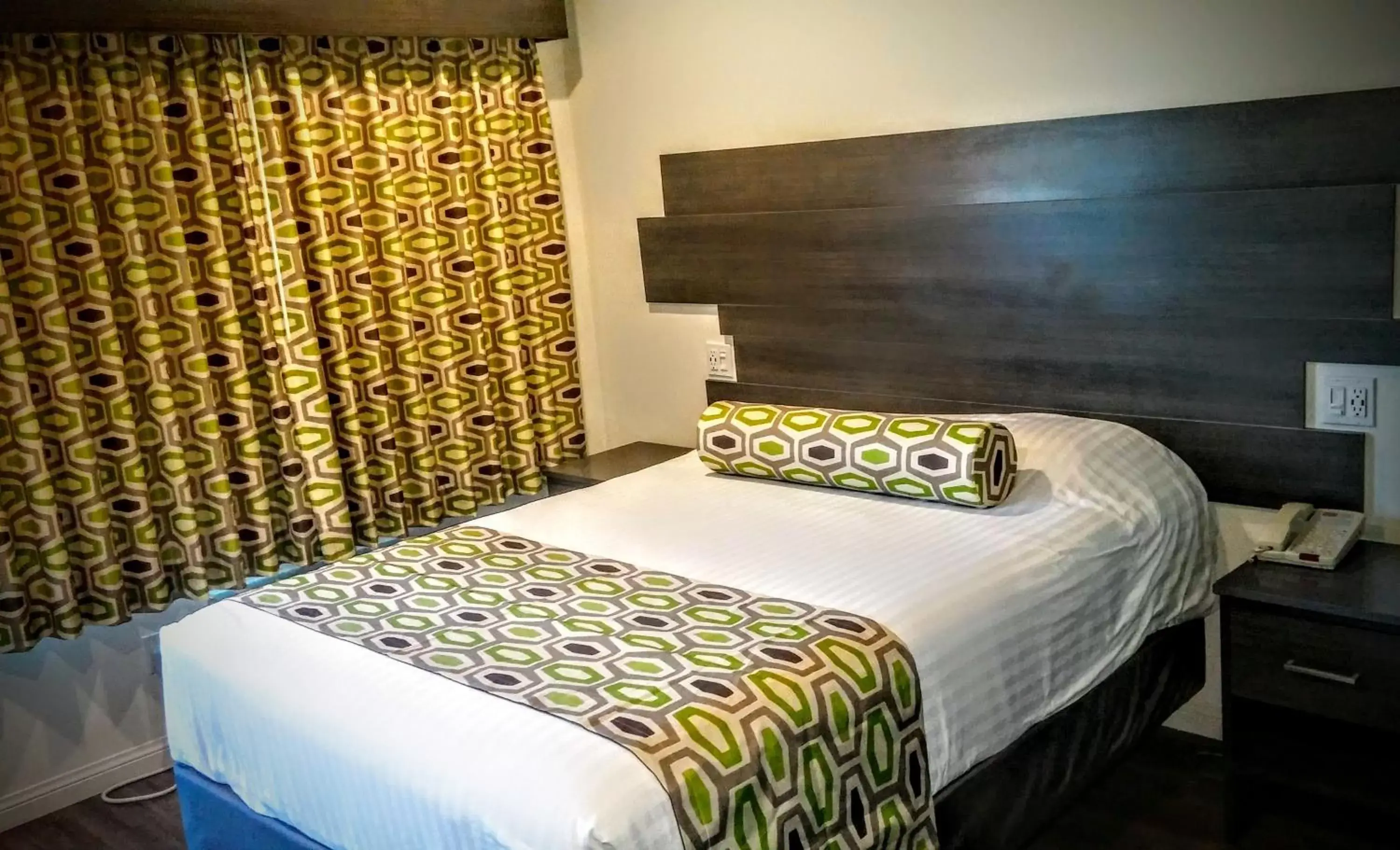 Bed in Jewel City Inn