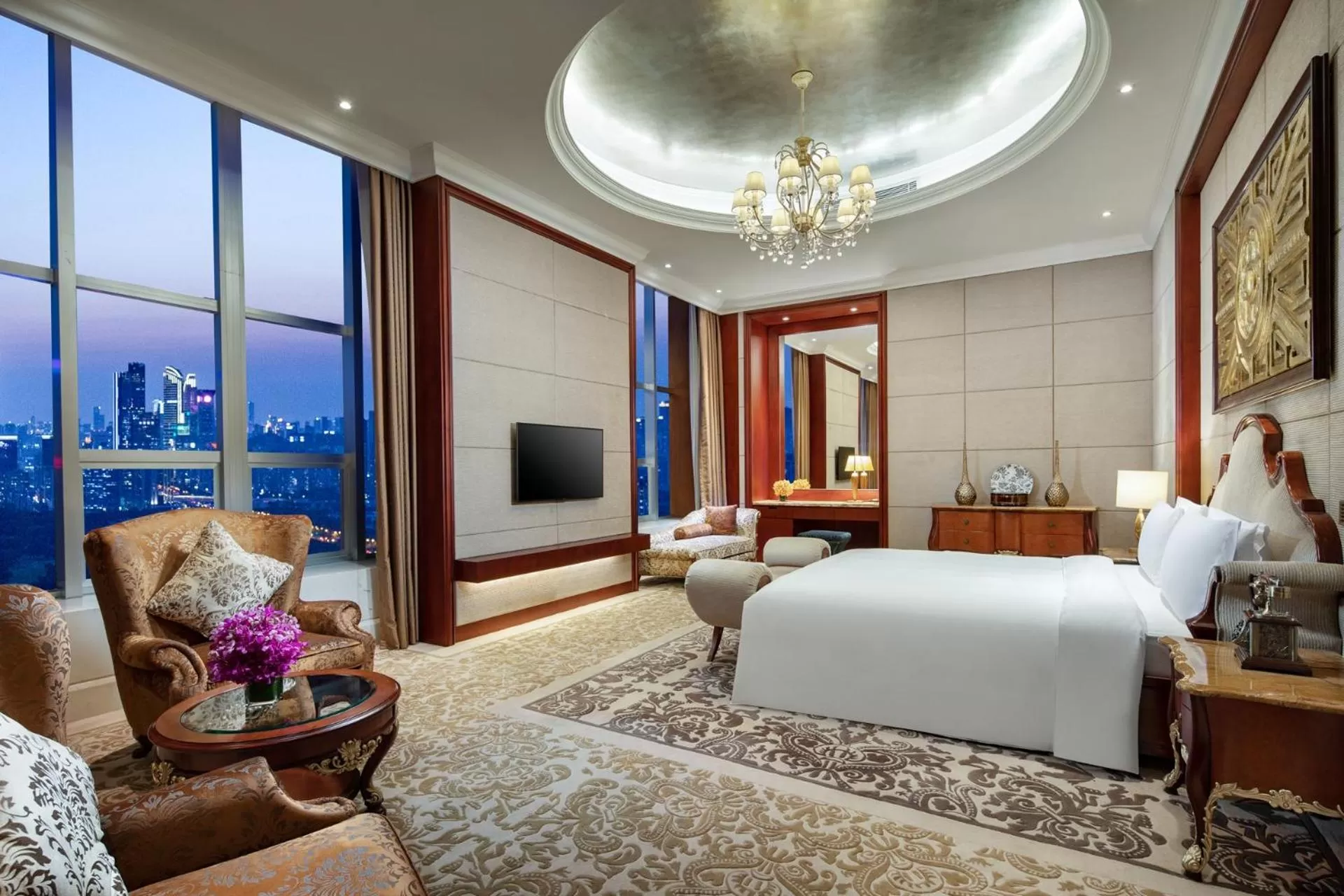 Photo of the whole room, Bed in Crowne Plaza Shenzhen Futian, Near to Shenzhen Convention&Exhibition Centre, Shenzhen Stock Exchange and Shenzhen Civic Center, Outdoor Heated Pool
