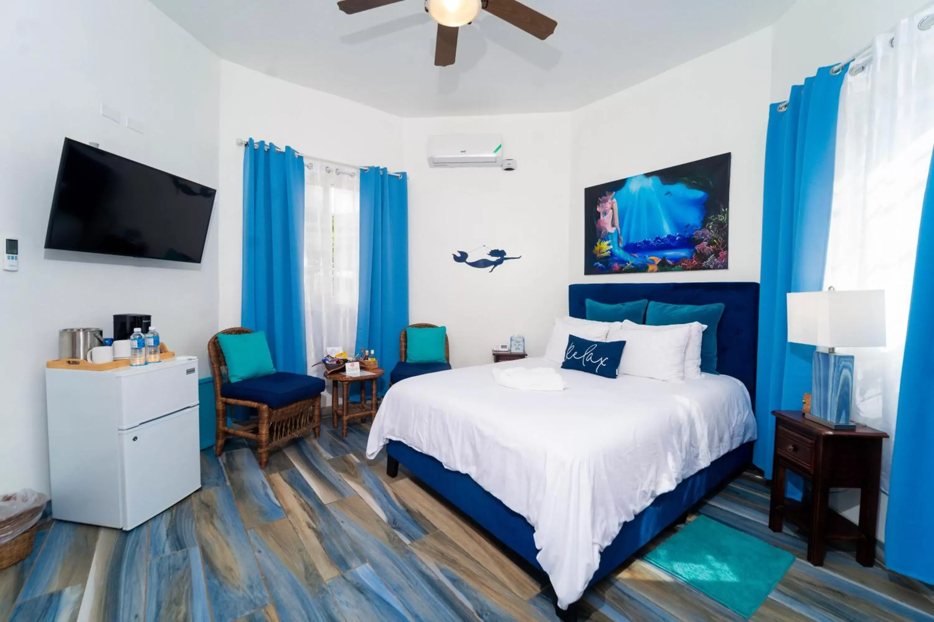 Bedroom, Bed in Blue Skies Beach Resort