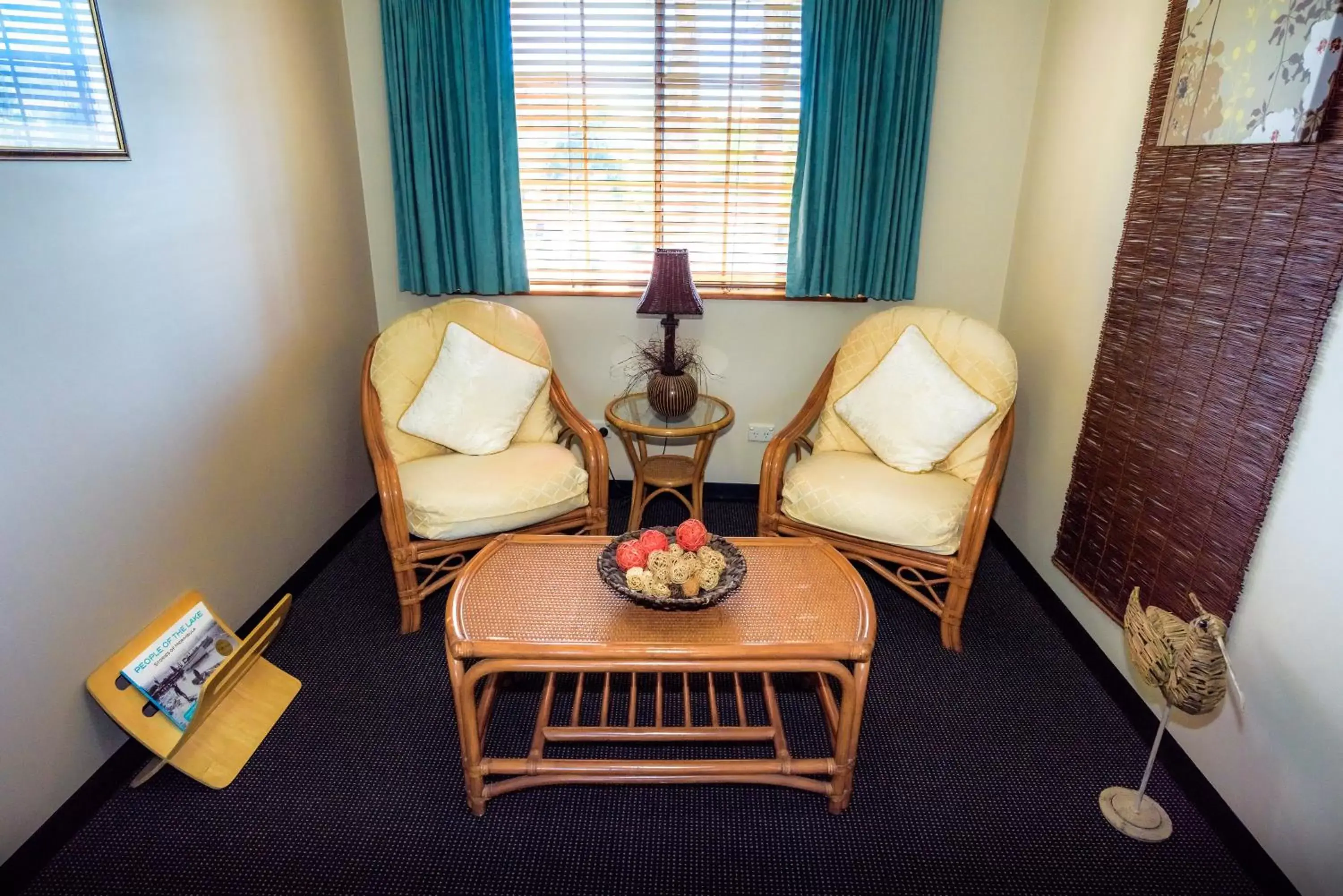 Living room, Seating Area in Sapphire Waters Motor Inn