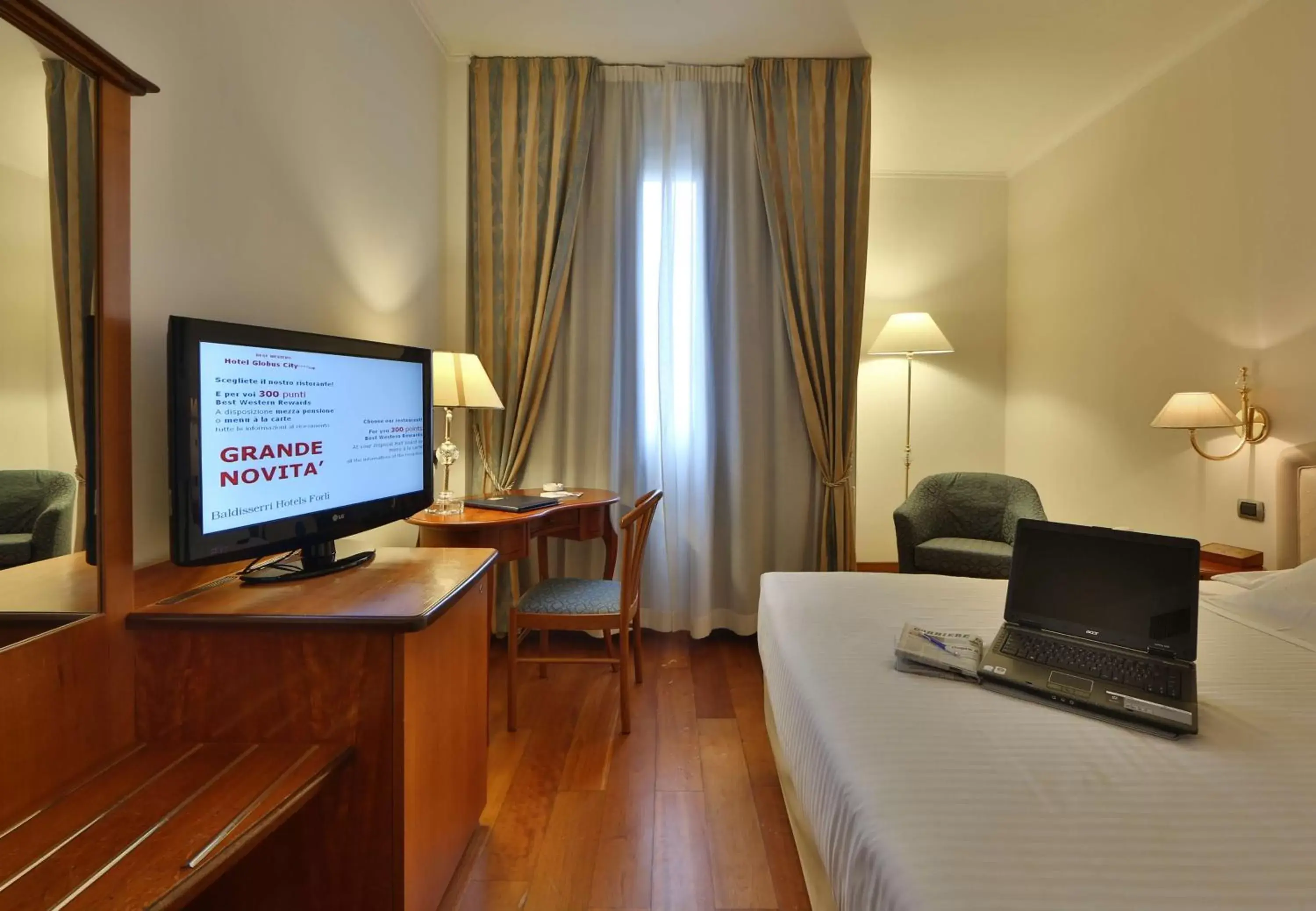 Bedroom, TV/Entertainment Center in Best Western Hotel Globus City