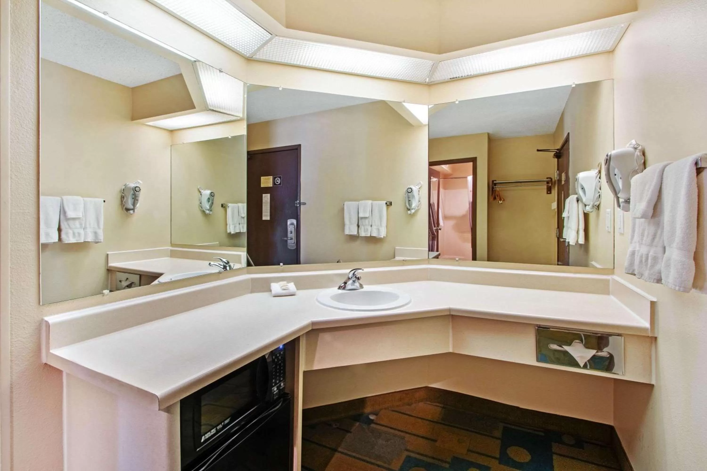 Bathroom in La Quinta by Wyndham Albuquerque Journal Ctr NW