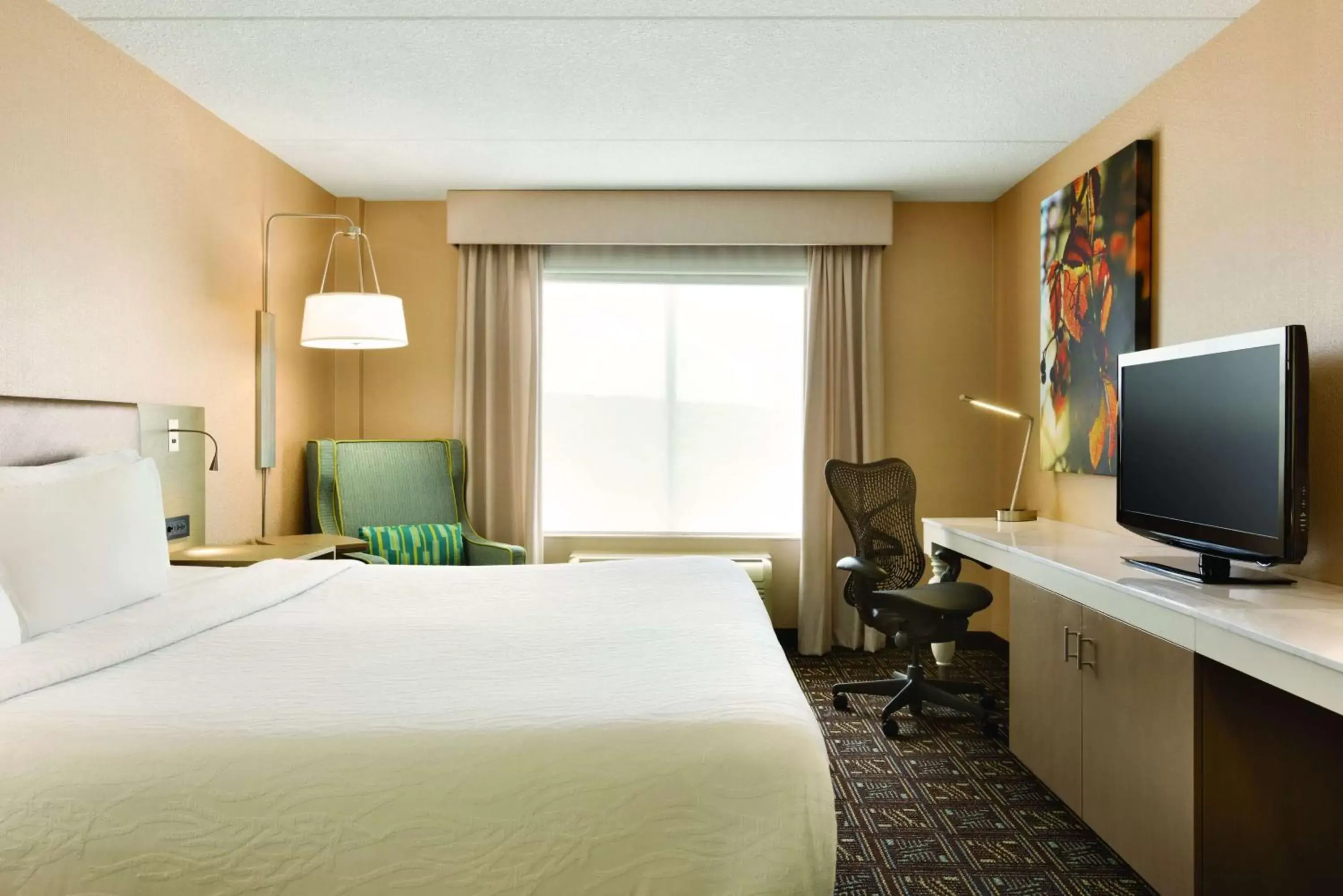 Bedroom, TV/Entertainment Center in Hilton Garden Inn Niagara-on-the-Lake