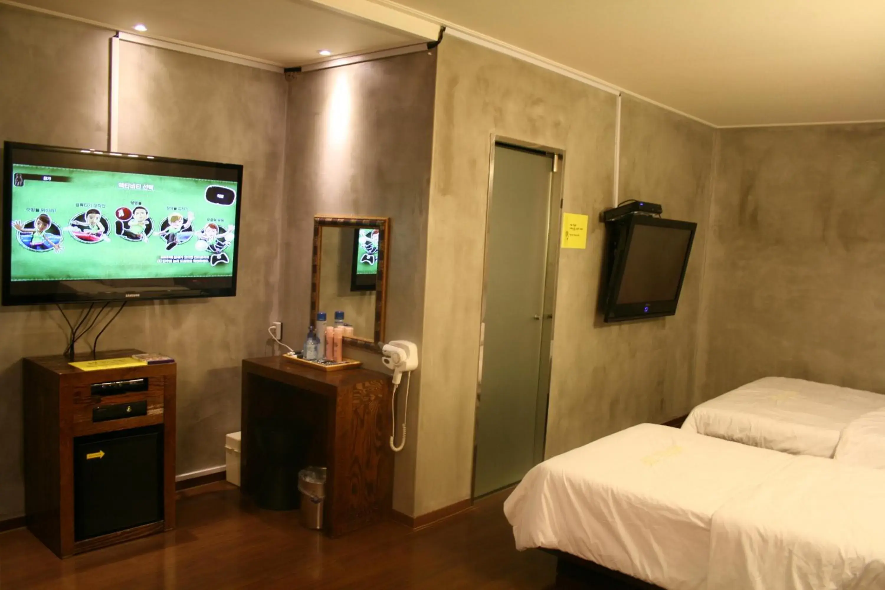 Photo of the whole room, TV/Entertainment Center in Zip Hotel