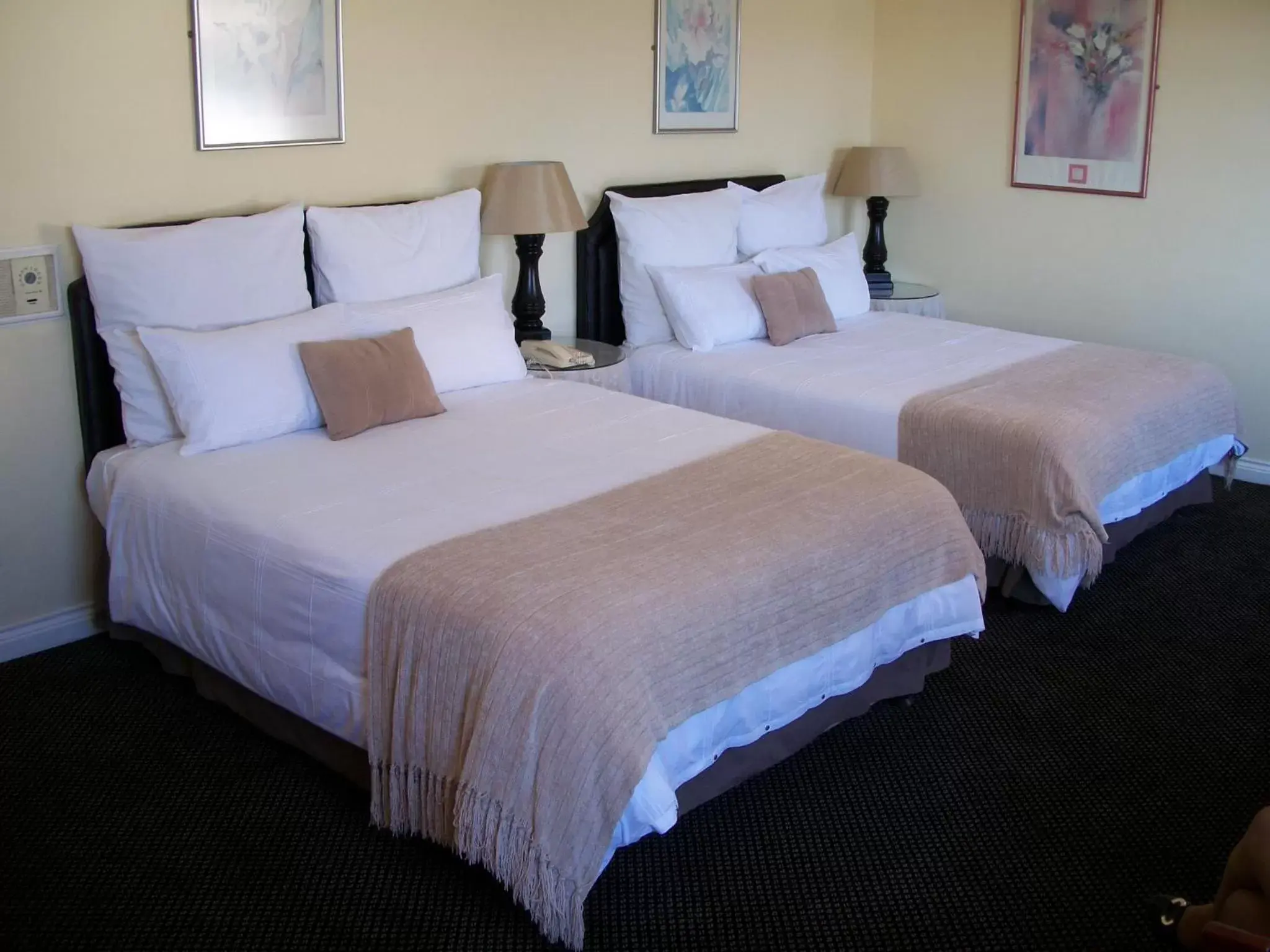 Photo of the whole room, Bed in Savoy Hotel Kimberley