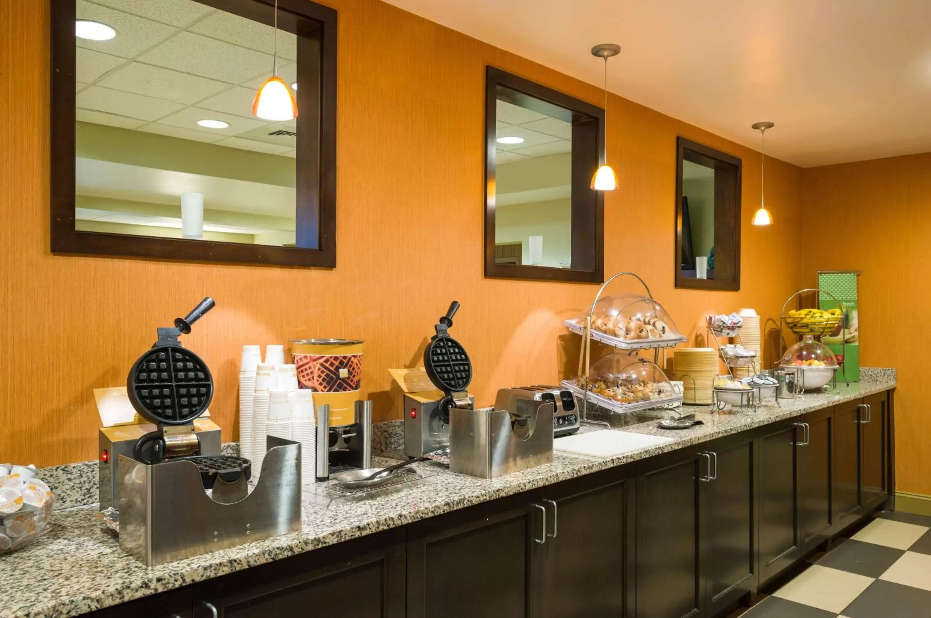 Breakfast, Restaurant/Places to Eat in Hampton Inn Danville